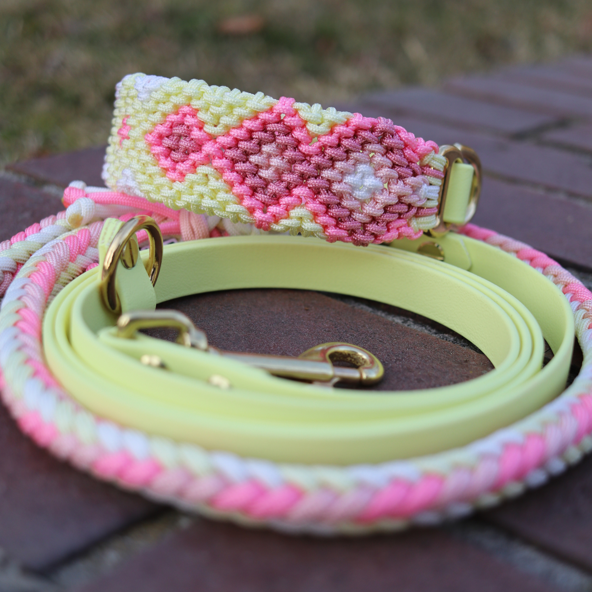 Paracordhalsband "Lotus" in Pastellgelb und Rosa