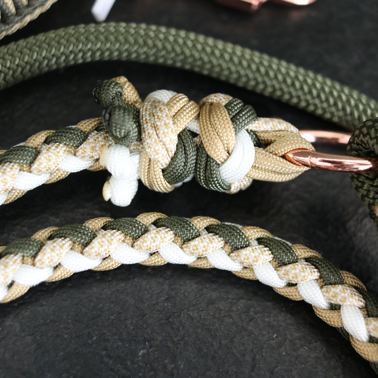 "Blossom Dreams" in Olive und Gold HU 51,5cm-56cm + passender Paracord/Tau Leine