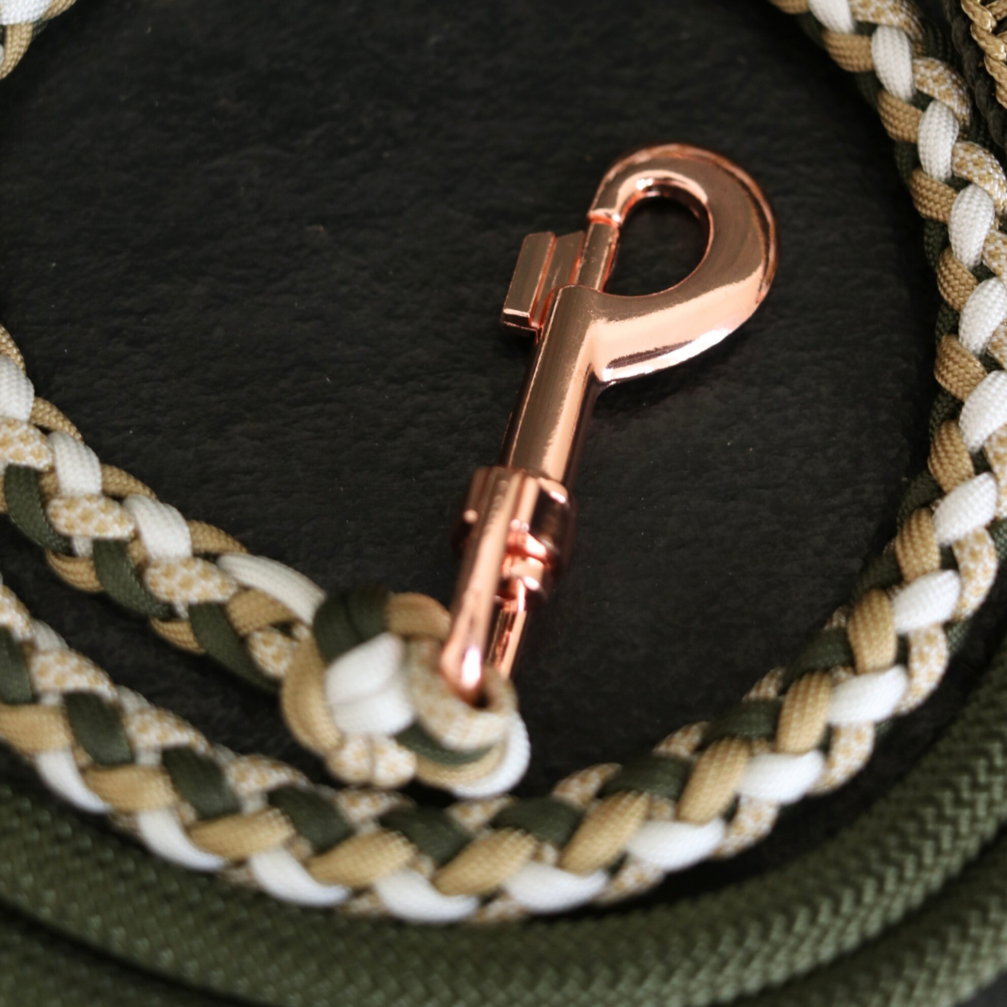 "Blossom Dreams" in Olive und Gold HU 51,5cm-56cm + passender Paracord/Tau Leine
