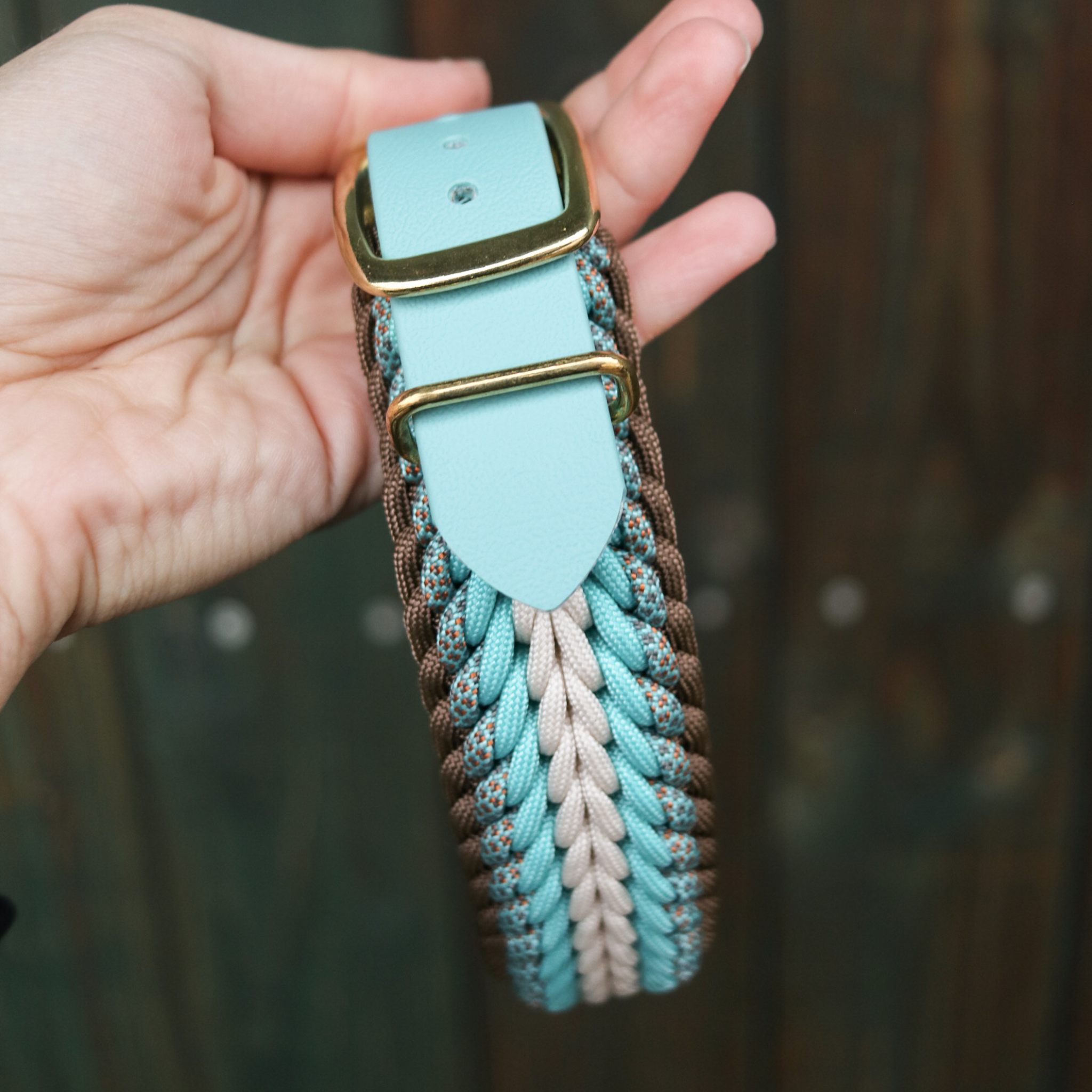 Paracordhalsband "Shining" in Türkis und Haselnuss