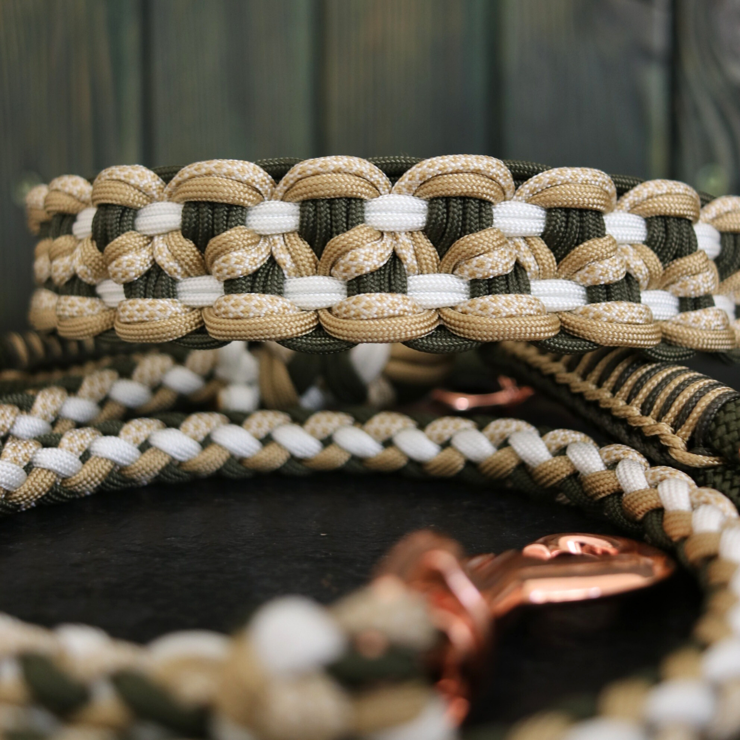 "Blossom Dreams" in Olive und Gold HU 51,5cm-56cm + passender Paracord/Tau Leine