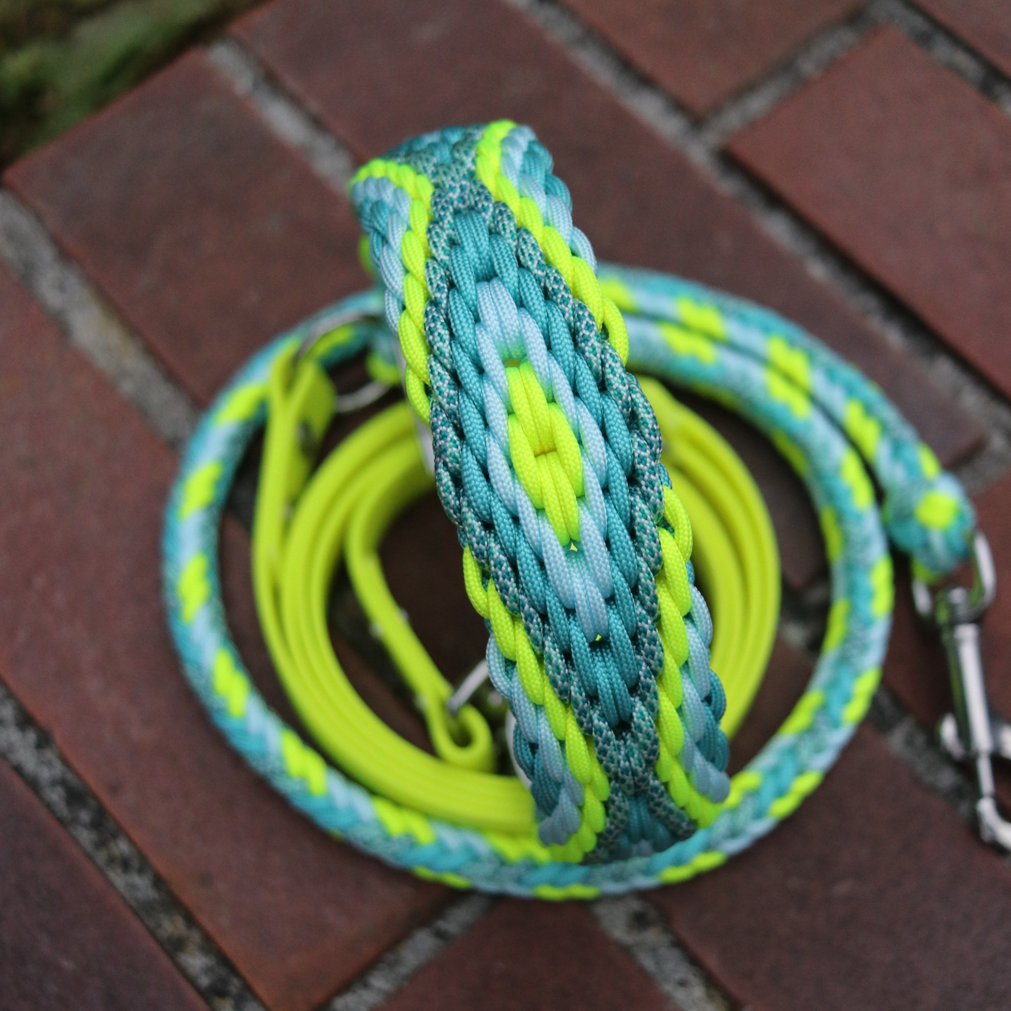 Paracordhalsband "Shining" oder "Herkis" in Neon Gelb und Türkis