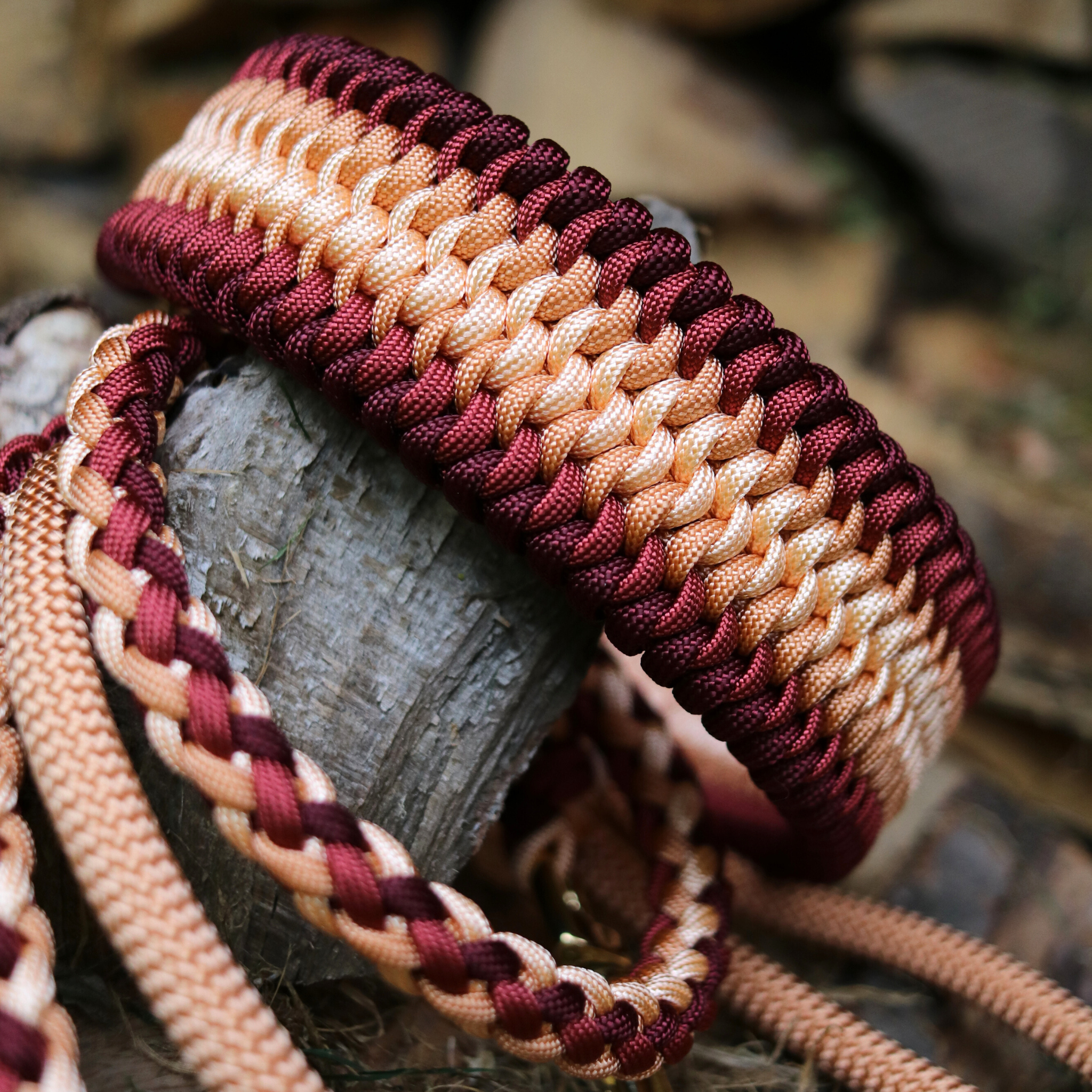 Paracordhalsband "Lilith" in Weinrot Kupfer und Dunkelrot
