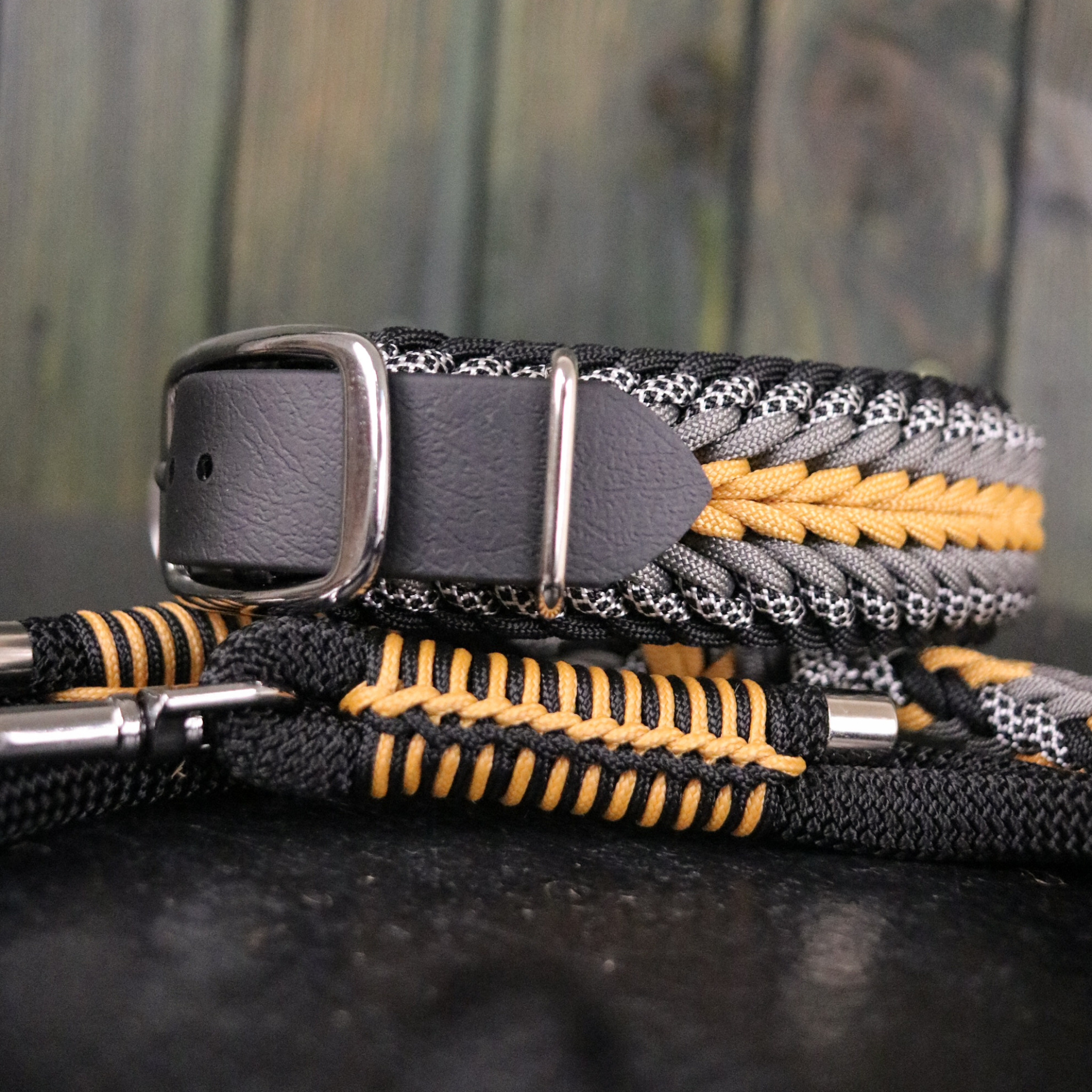 Paracordhalsband "Shining" in Schwarz und Karamell