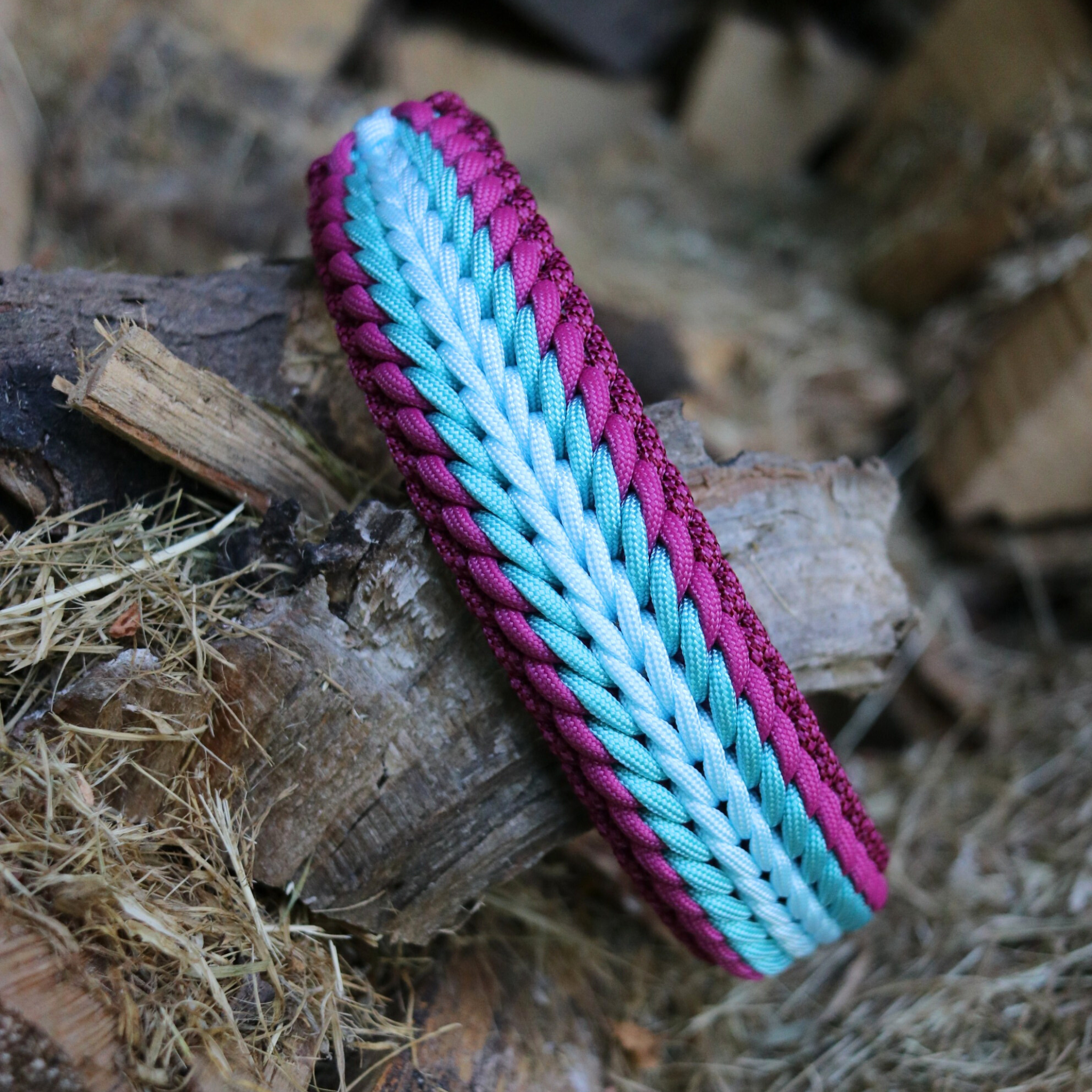 Paracordhalsband "Shining" in Türkis und Fuchsia