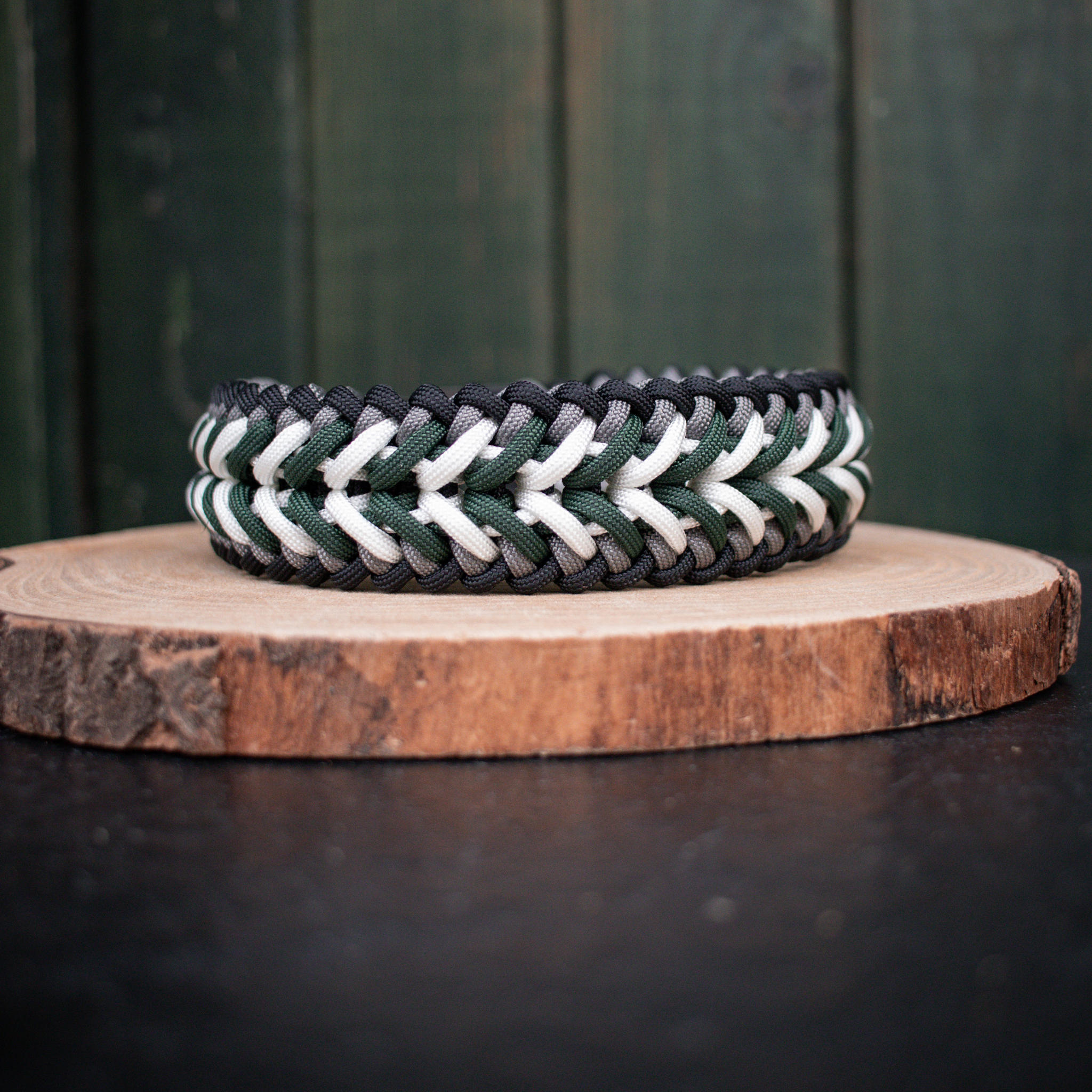 Paracordhalsband "Harmony" in Dunkelgrün und Schwarz
