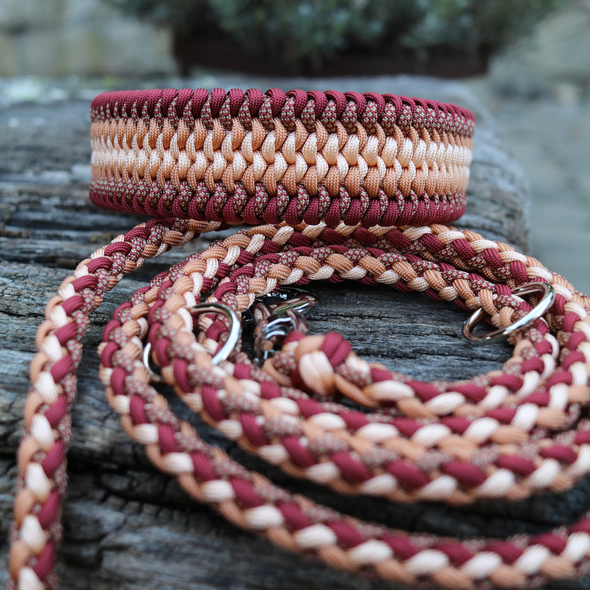 Paracordhalsband "Lilith" in Weinrot Light und Melone