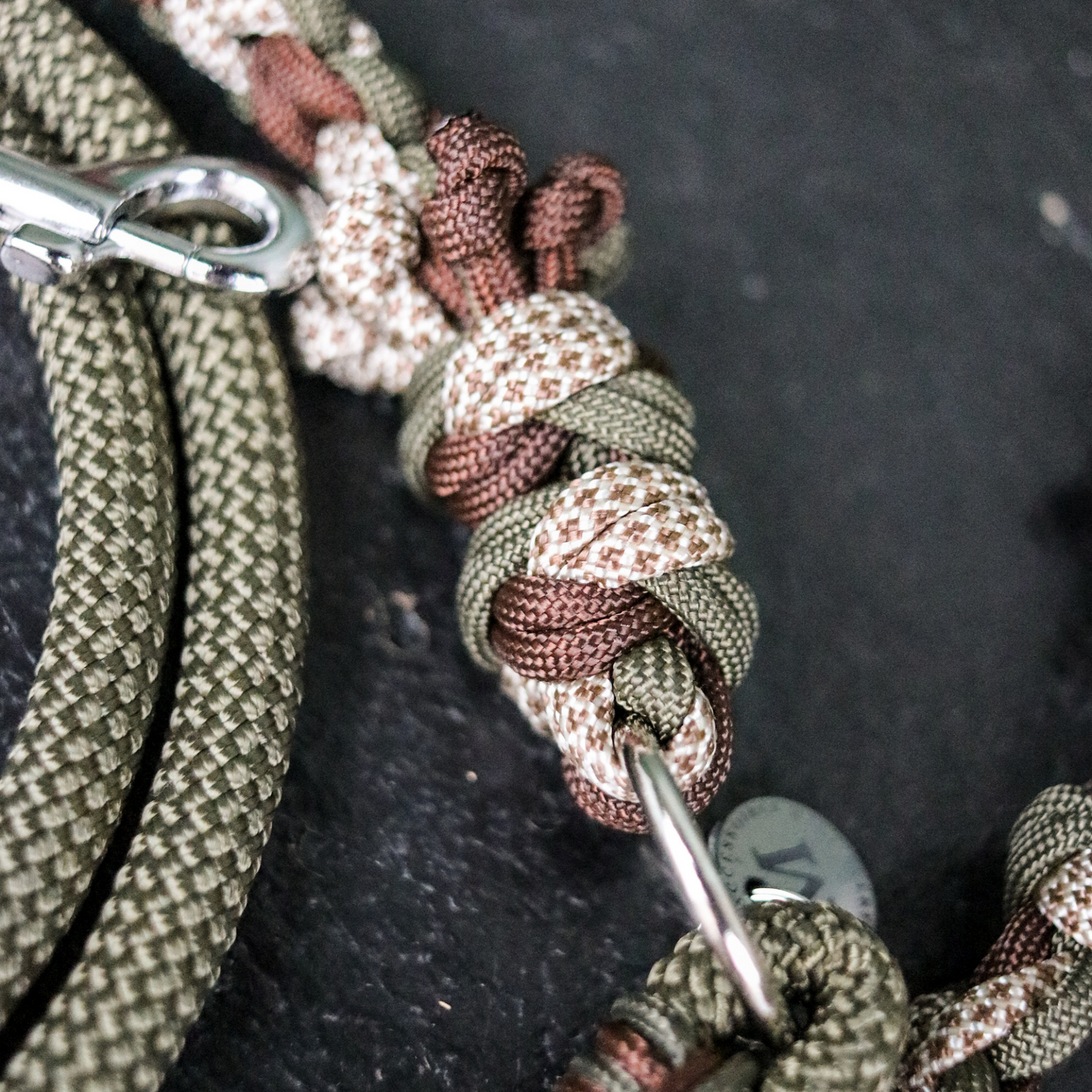 Paracord/Tau Leine für kleine Hunde in Olive und Walnuss