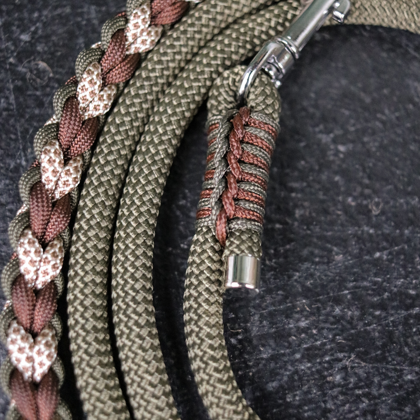 Paracord/Tau Leine für kleine Hunde in Olive und Walnuss