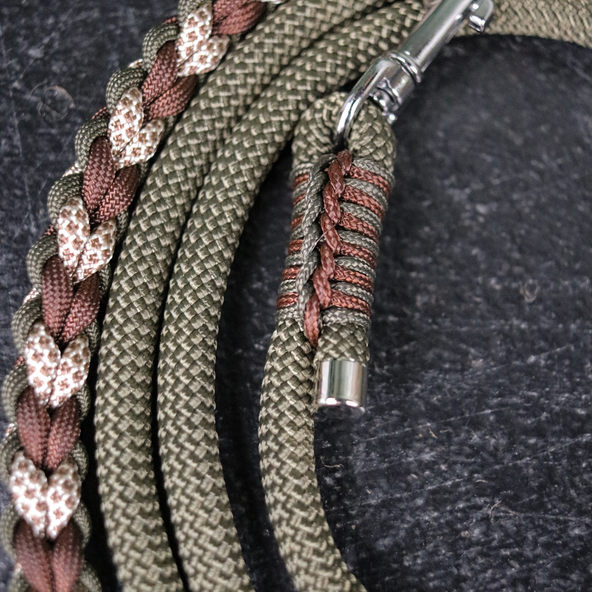 Paracord/Tau Leine für kleine Hunde in Olive und Walnuss