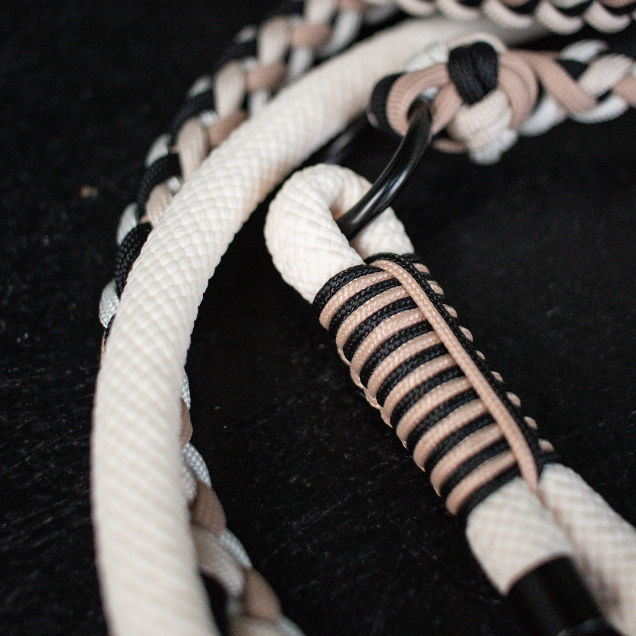 Paracord/Tau Leine in Schwarz und Cream