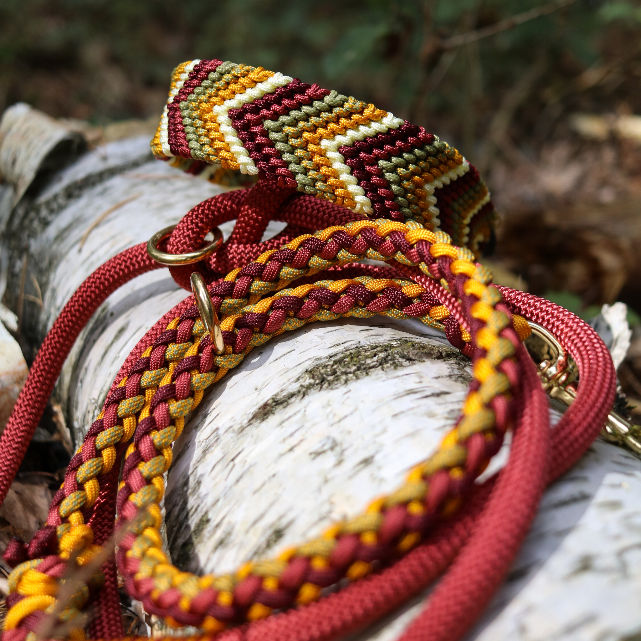 Paracordhalsband "Freundschaft" in Goldenrod und Weinrot Light
