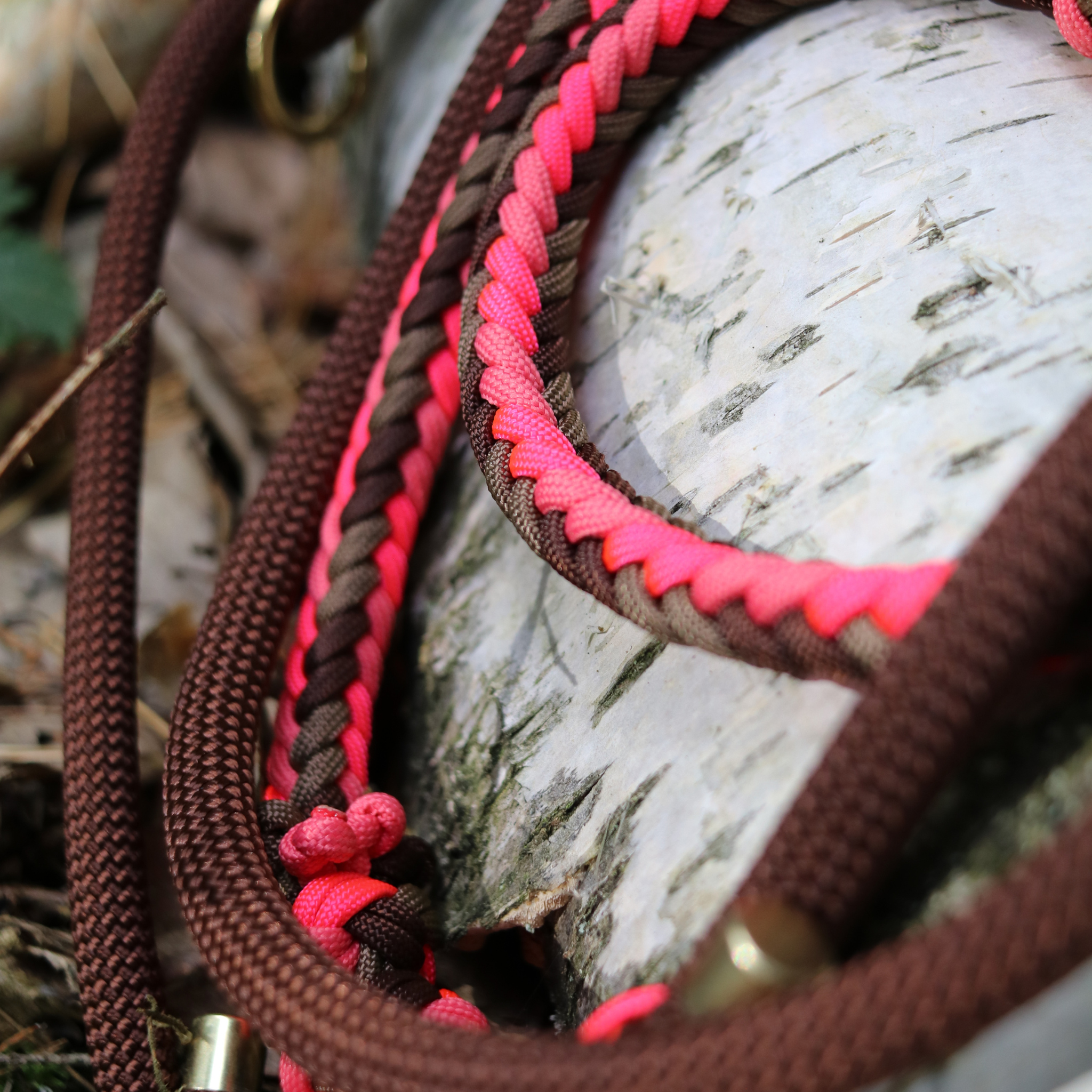 Paracord/Tau Leine "Herringbone" in Walnuss und Neon Pink