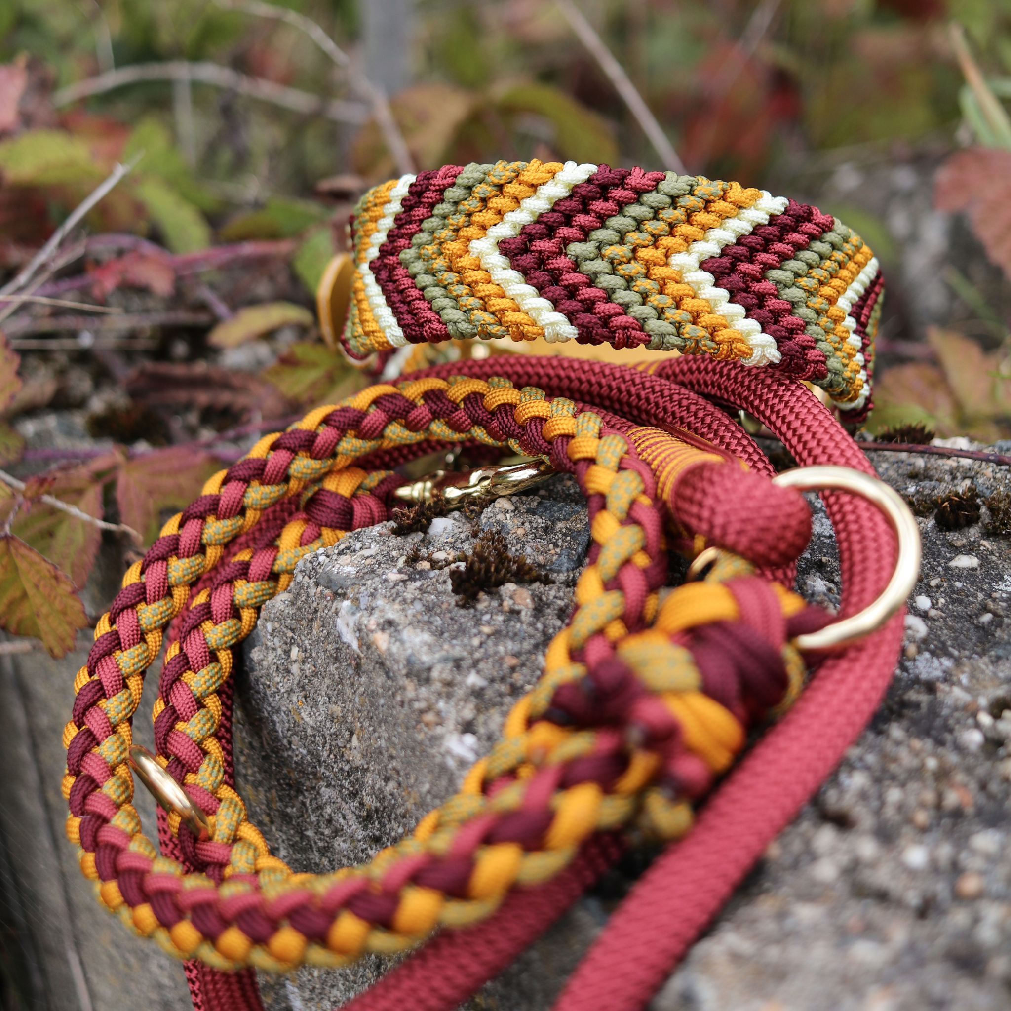 Paracordhalsband "Freundschaft" in Goldenrod und Weinrot Light