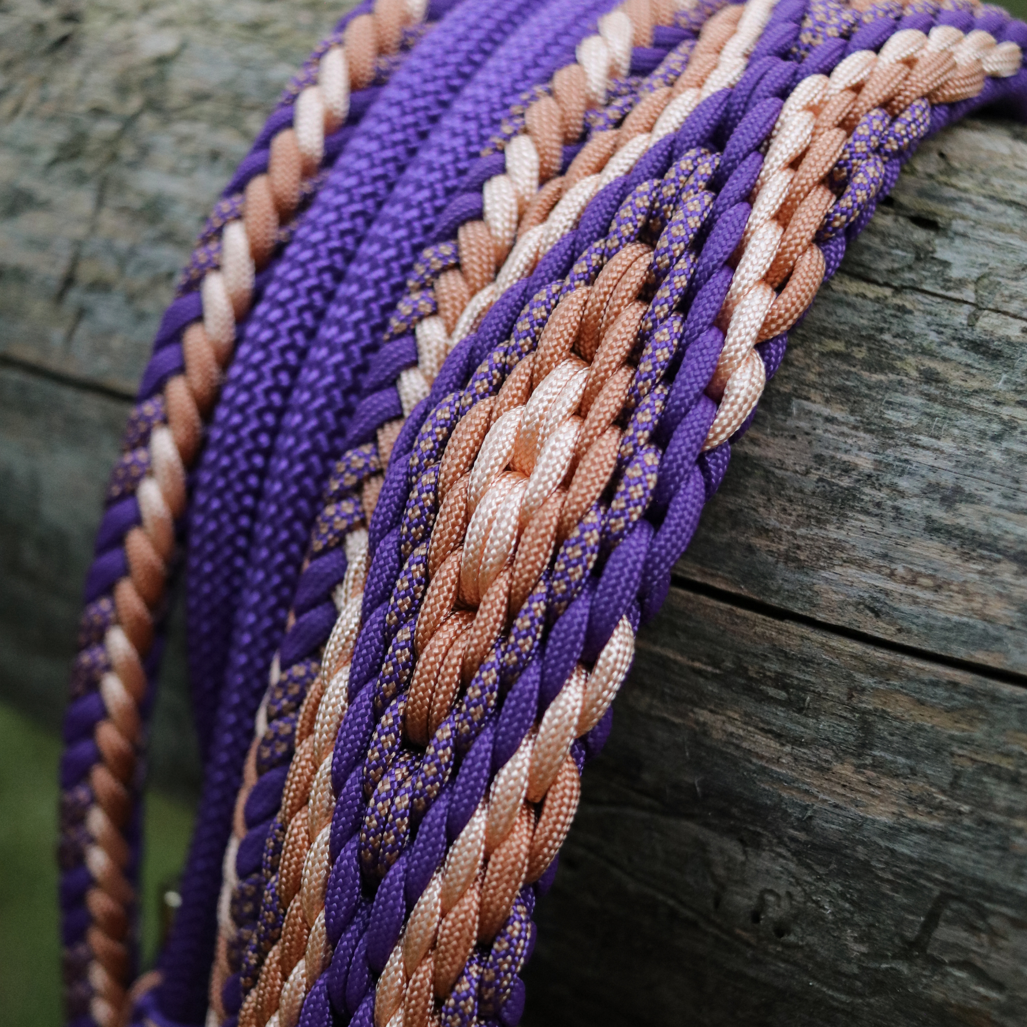Paracordhalsband "Herkis" in Royal Lila und Kupfer