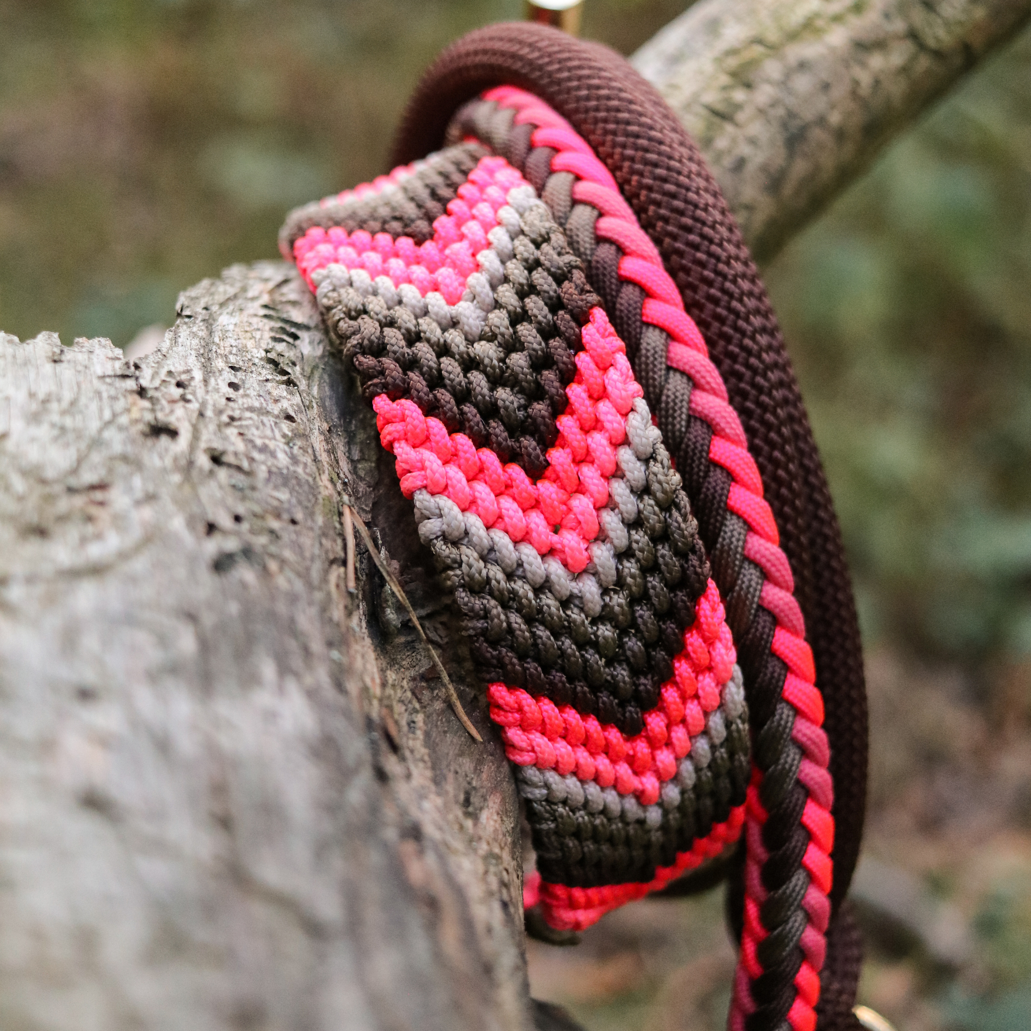 Paracordhalsband "Freundschaft" in Walnuss und Neon Pink