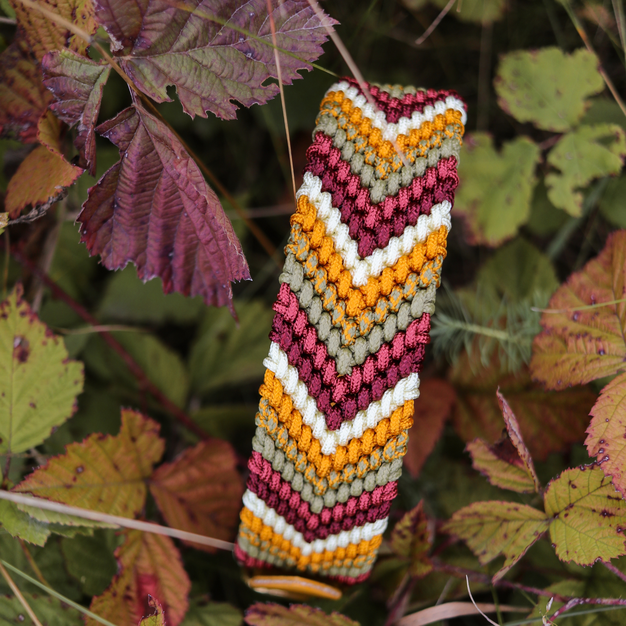 Paracordhalsband "Freundschaft" in Goldenrod und Weinrot Light