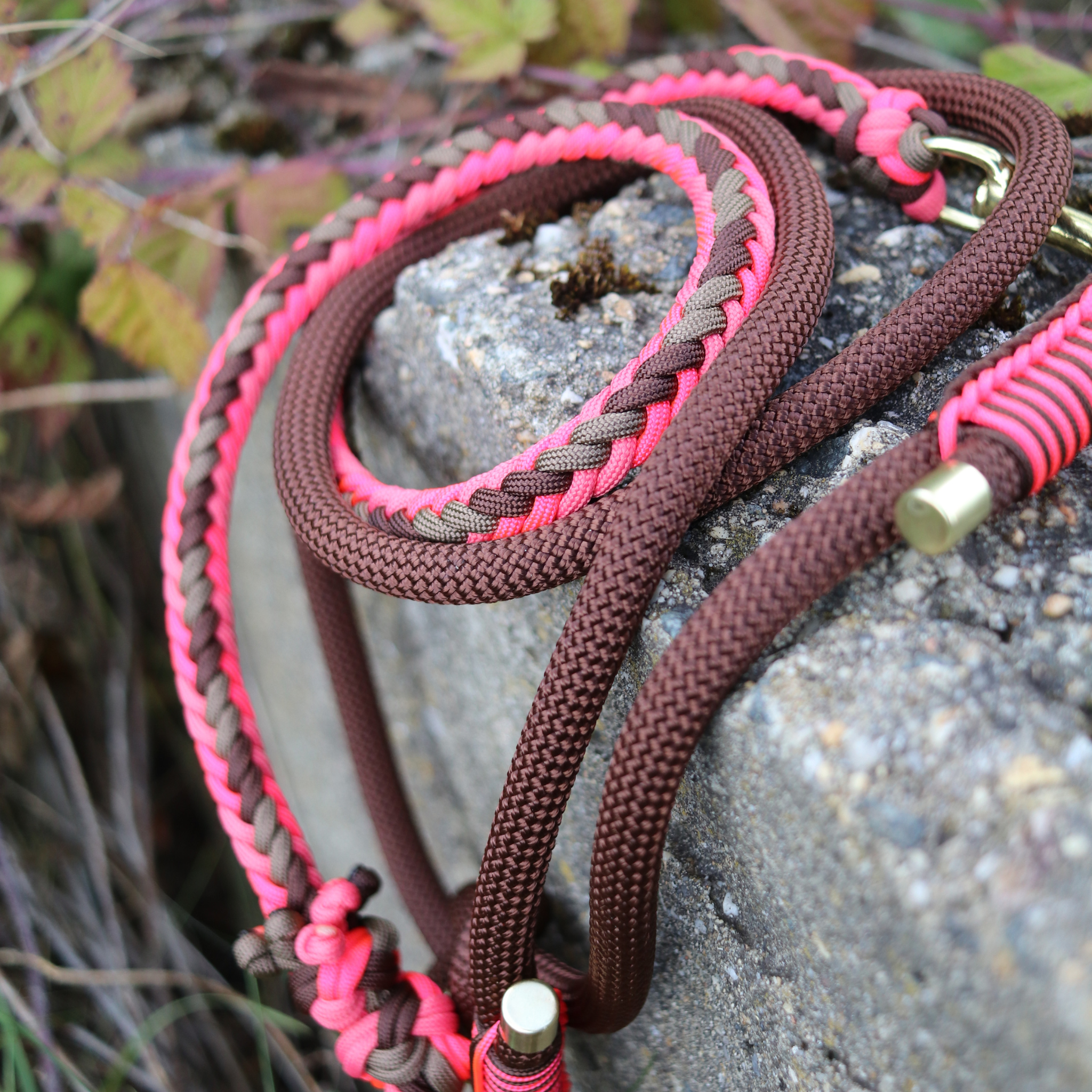 Paracord/Tau Leine "Herringbone" in Walnuss und Neon Pink