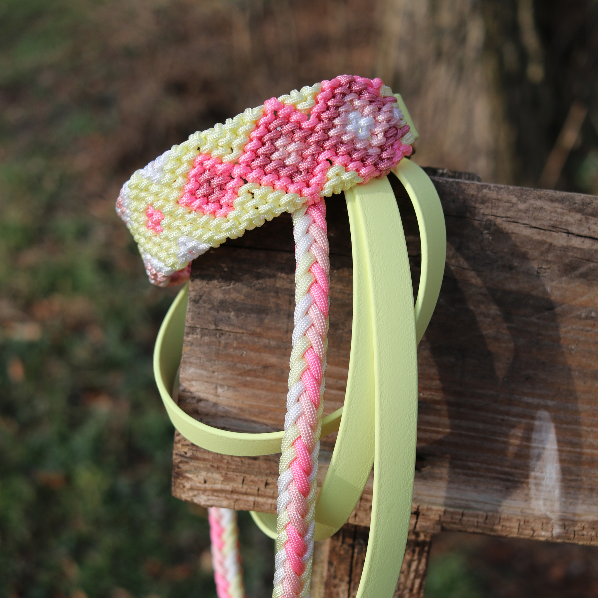 Paracordhalsband "Lotus" in Pastellgelb und Rosa