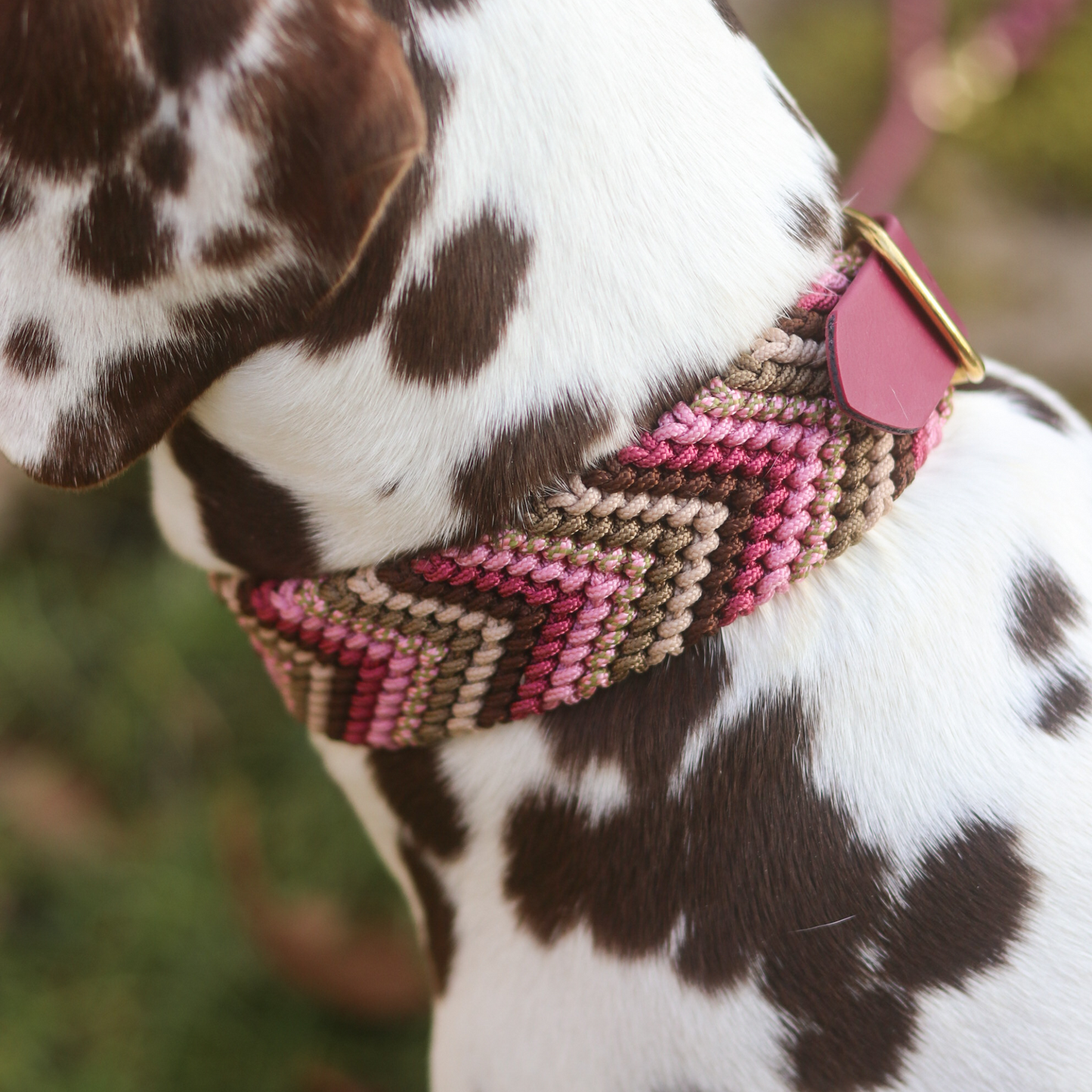 Paracordhalsband "Freundschaft" in Walnuss und Rosa