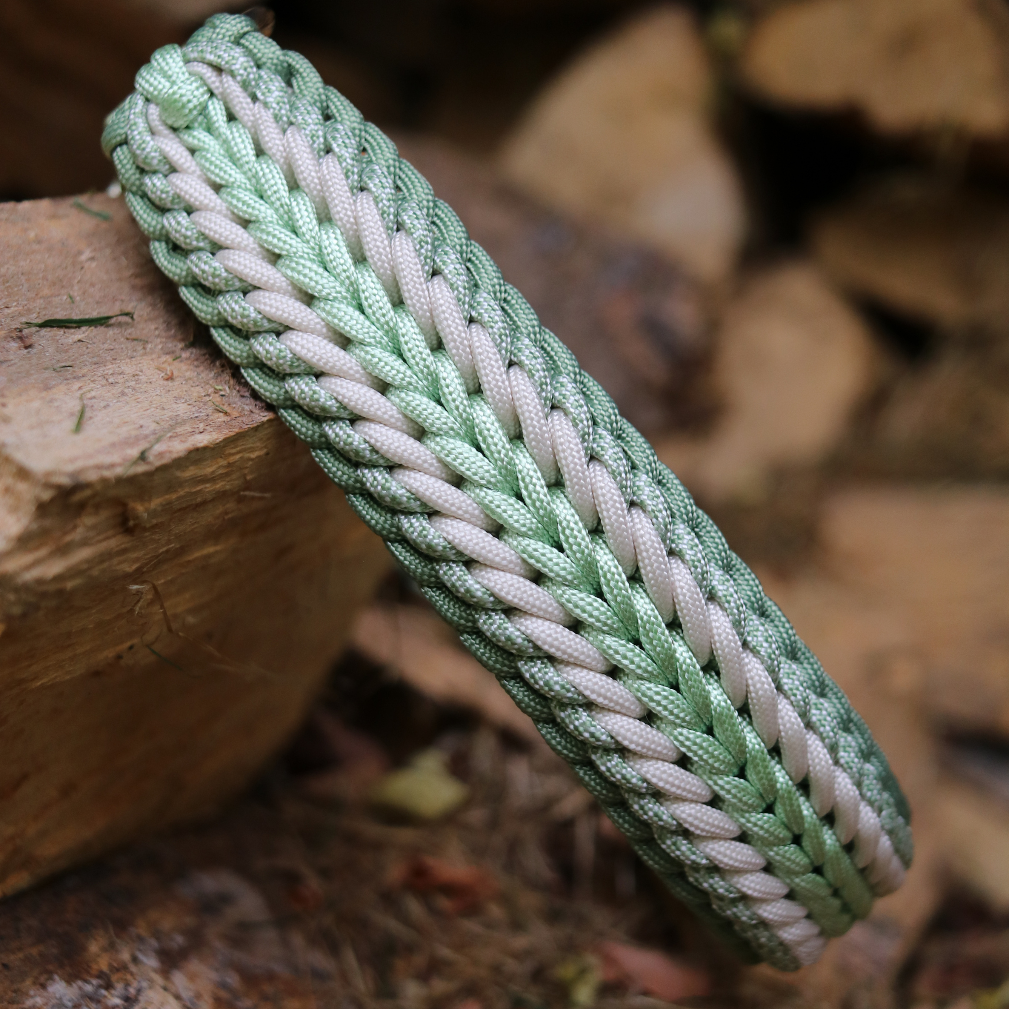 Paracordhalsband "Shining" in Guacamole und Cream