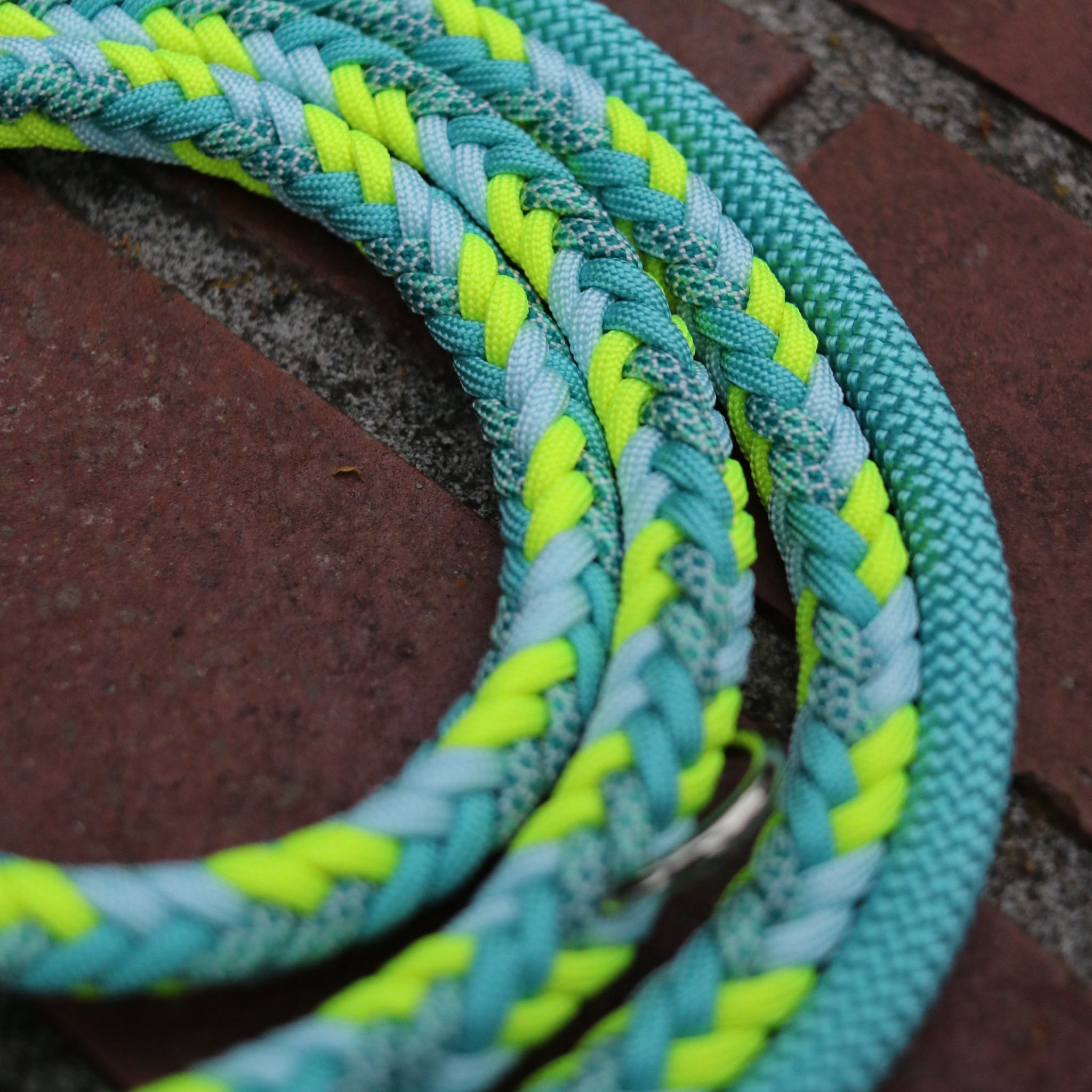 Paracord/Tau Leine "Herringbone" in Neon Gelb und Türkis