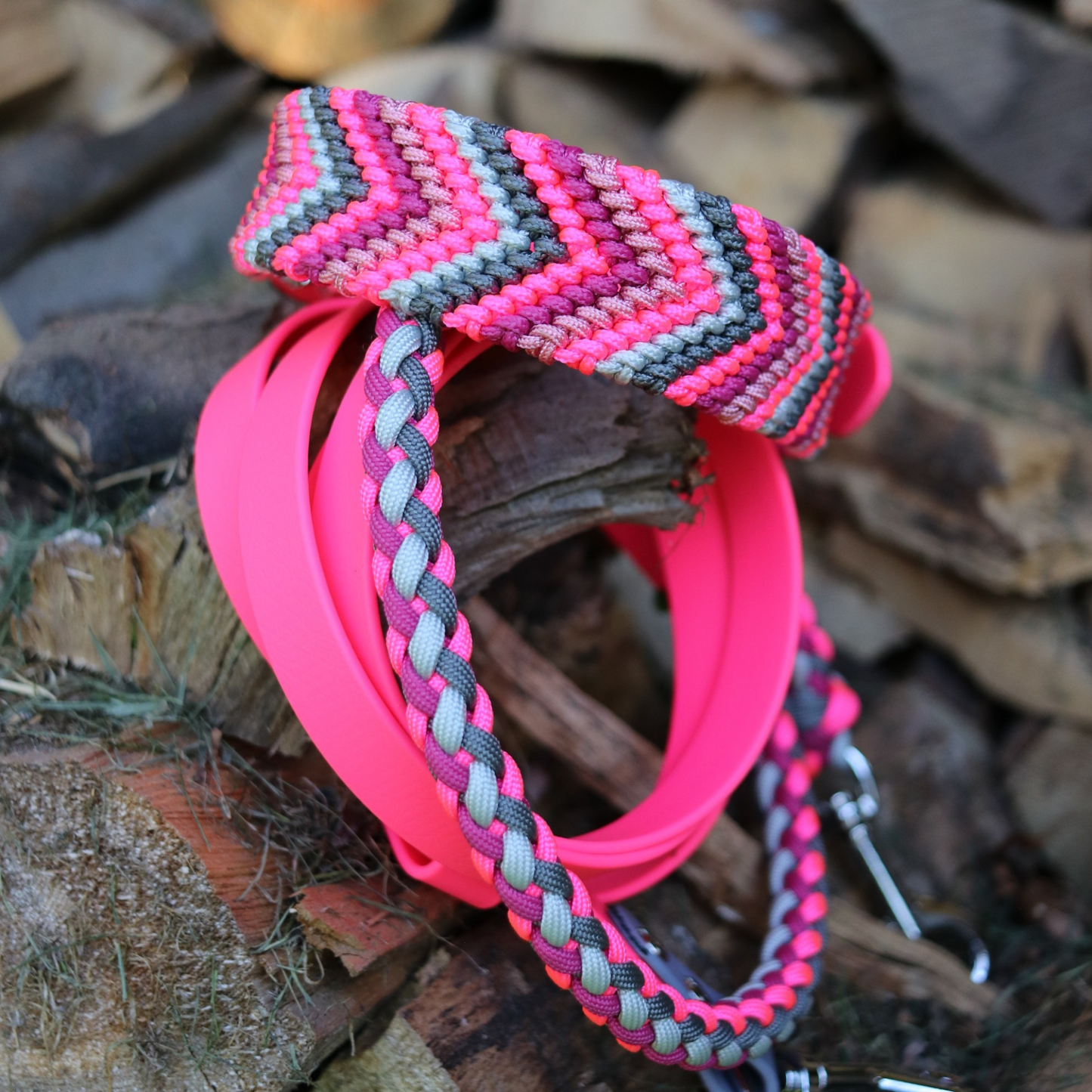 Paracordhalsband "Freundschaft" in Neonpink und Grau