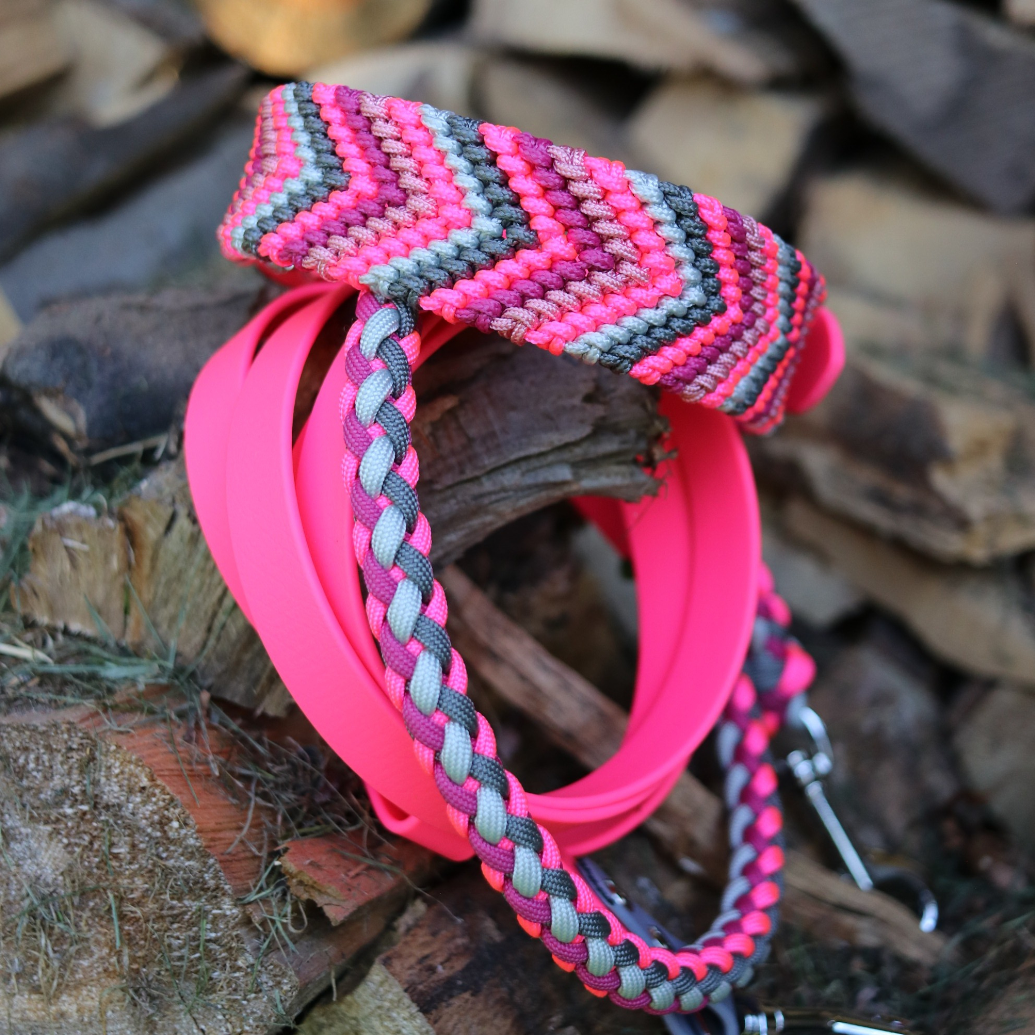 Paracordhalsband "Freundschaft" in Neonpink und Grau