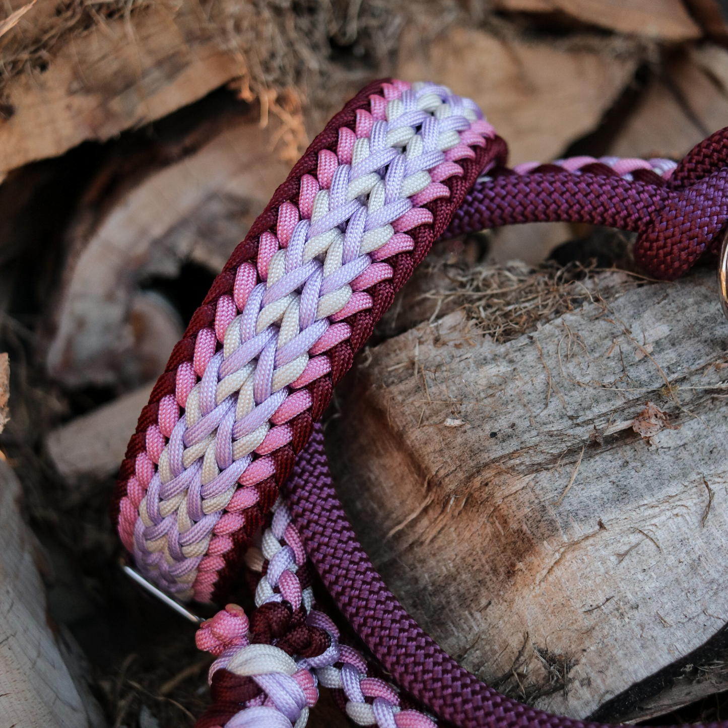 Paracordhalsband "Juno" in Dunkelrot und Rosa