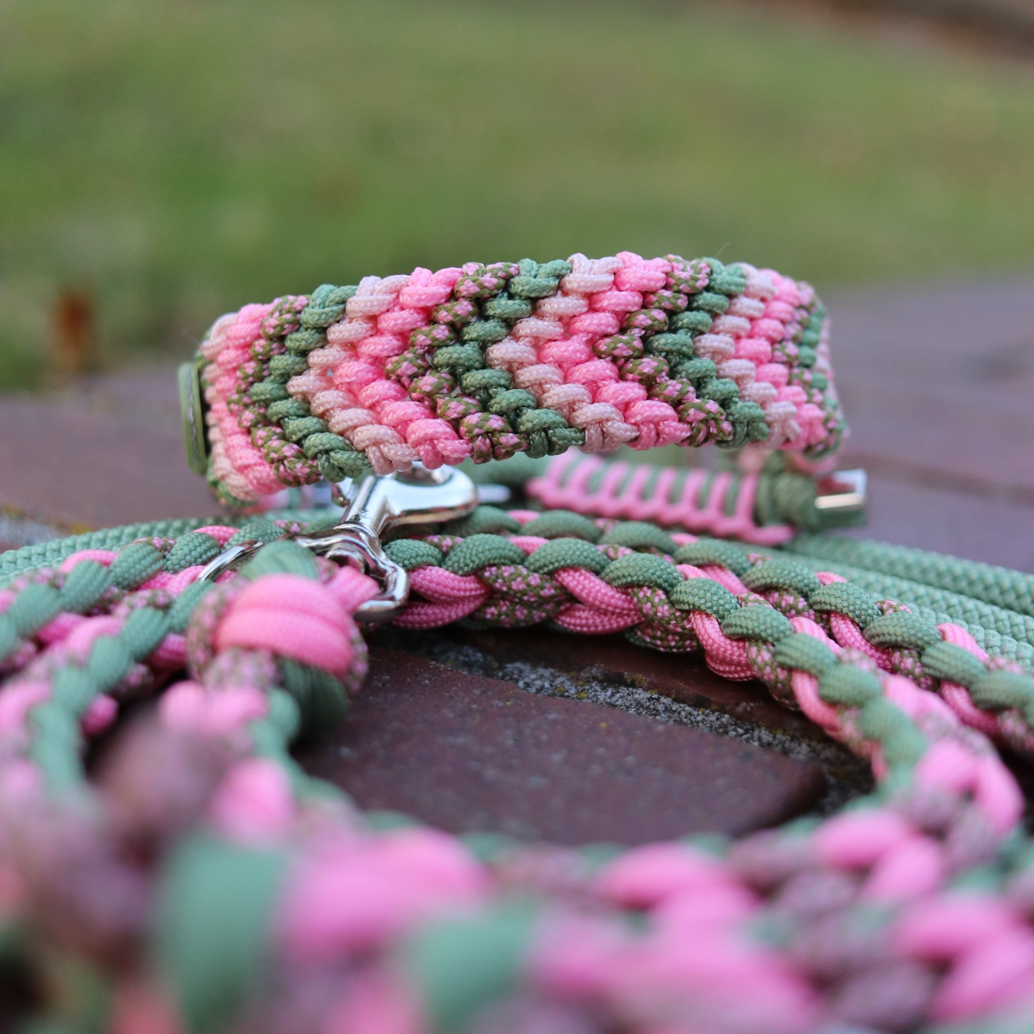 Paracordhalsband "Freundschaft" 2,5cm Breite in Rosa und Guacamole