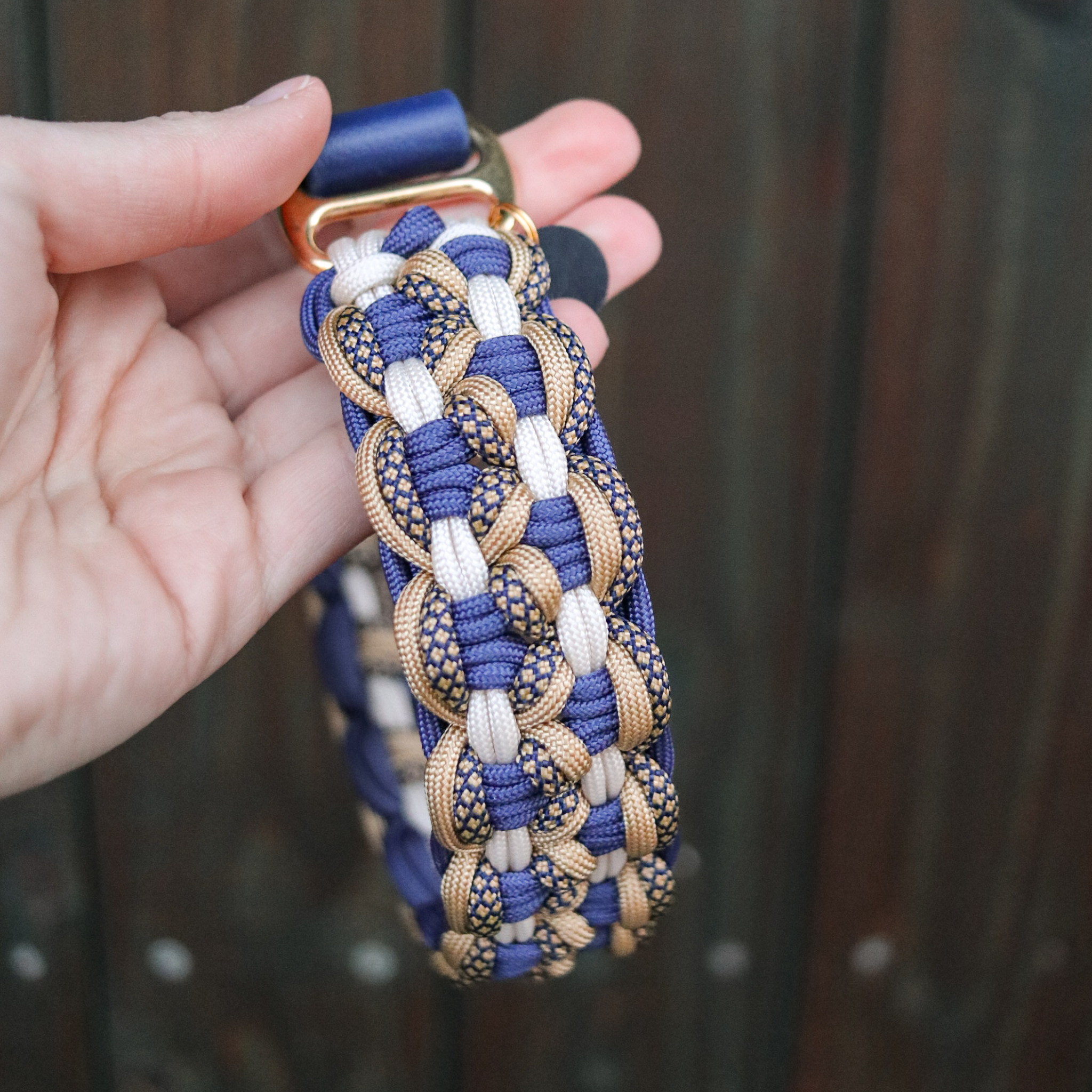 Paracordhalsband "Blossom Dreams" in Dunkelblau und Gold