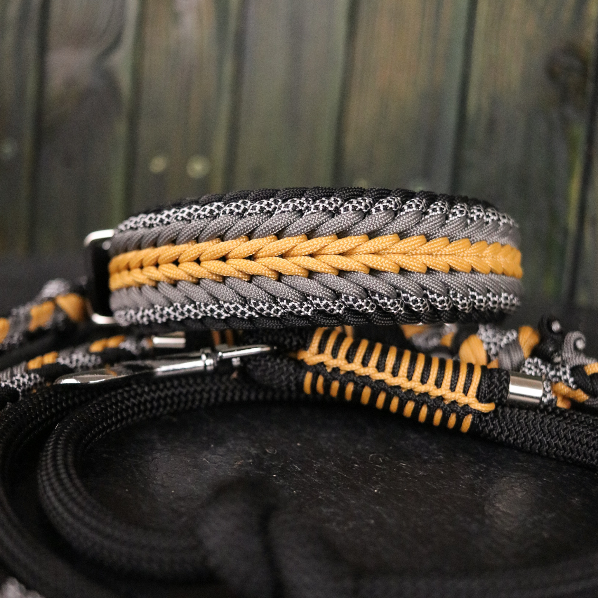Paracordhalsband "Shining" in Schwarz und Karamell