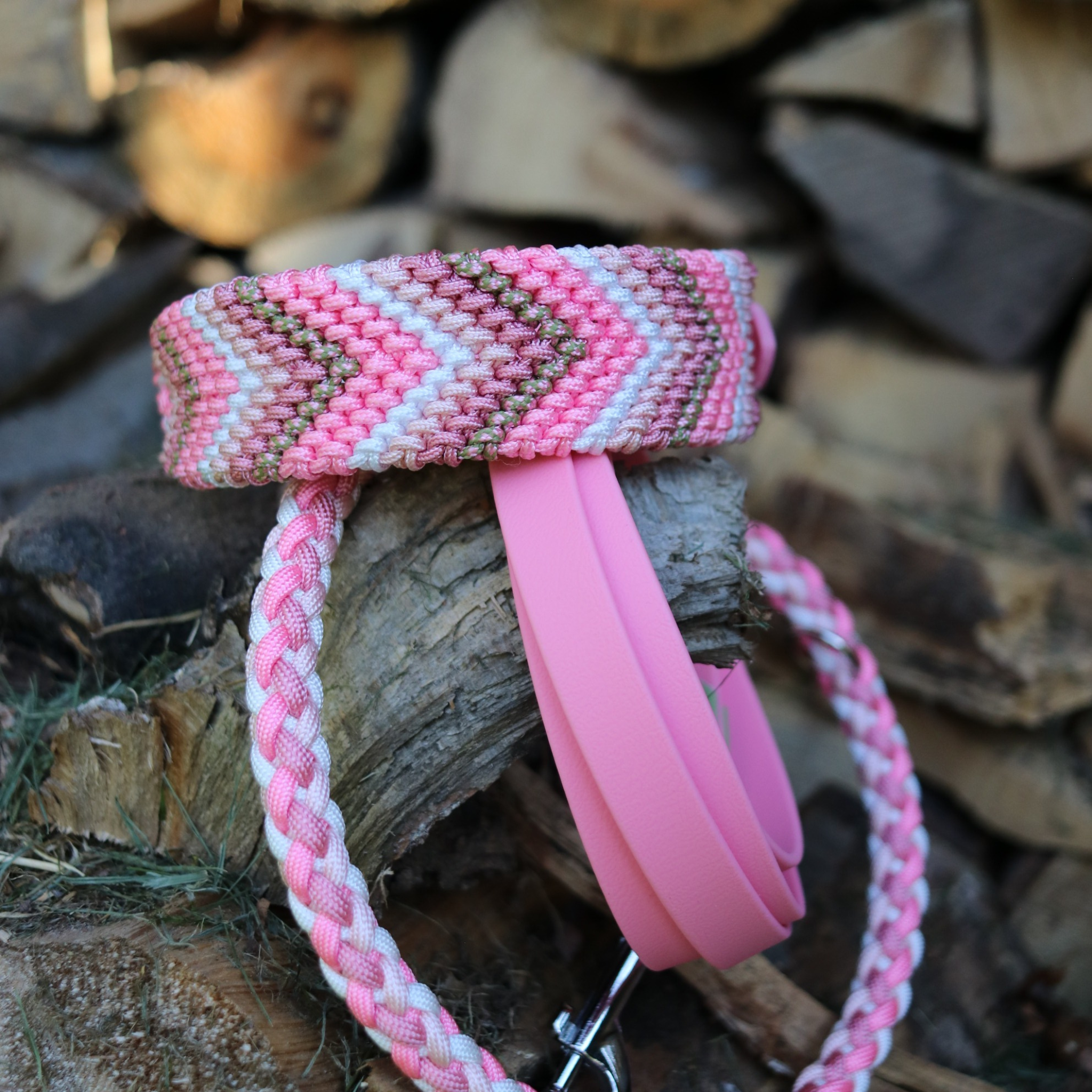 Paracordhalsband "Freundschaft" in Rosa und Grün