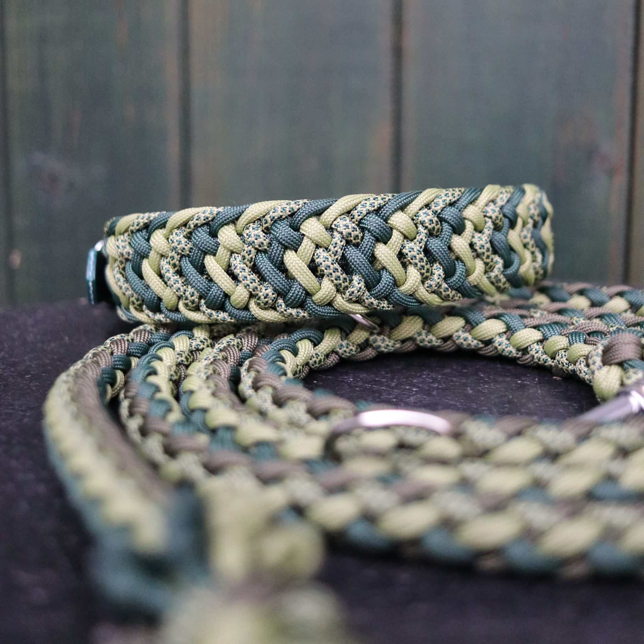 Paracordhalsband "3 Way Tie" in Dunkelgrün und Moos