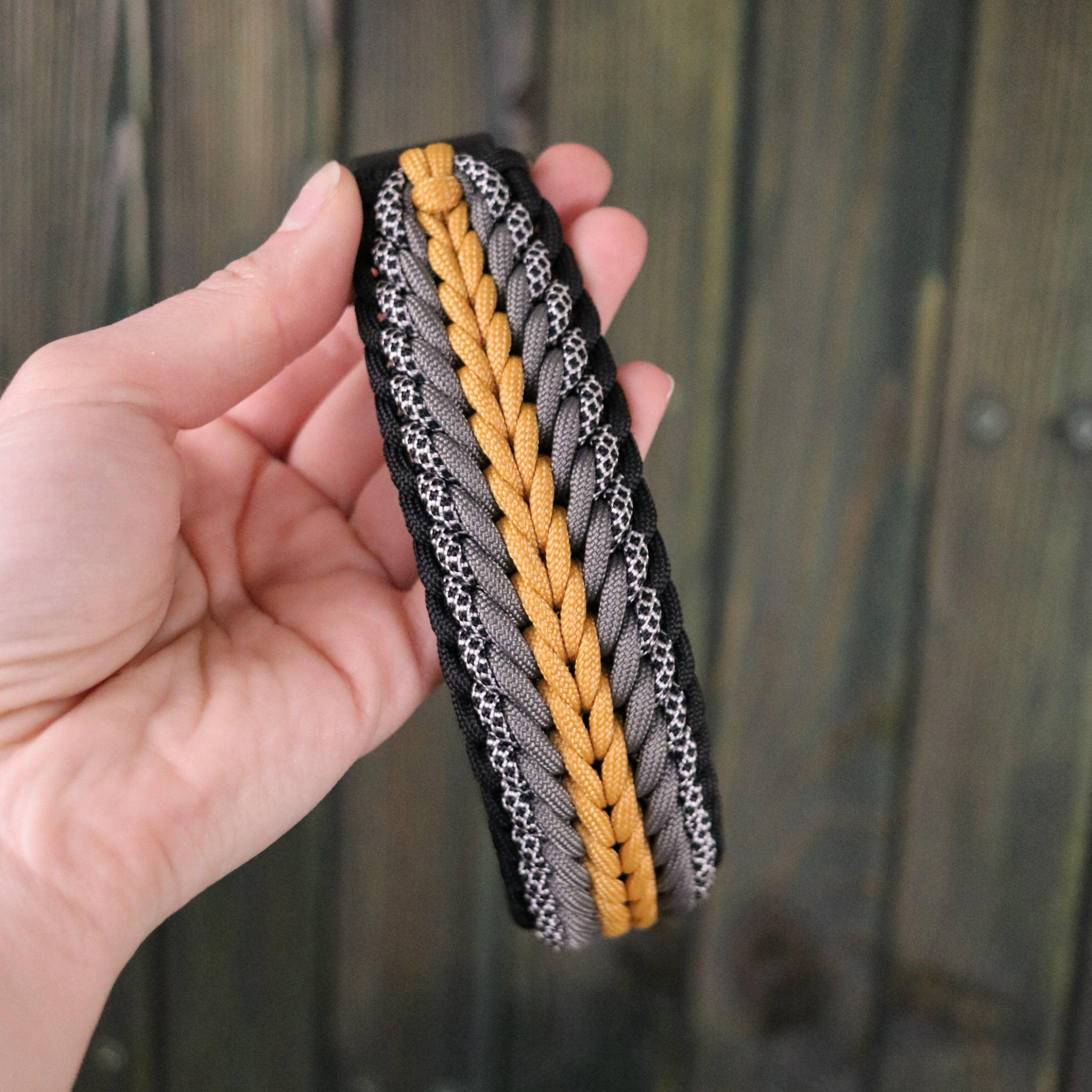 Paracordhalsband "Shining" in Schwarz und Karamell