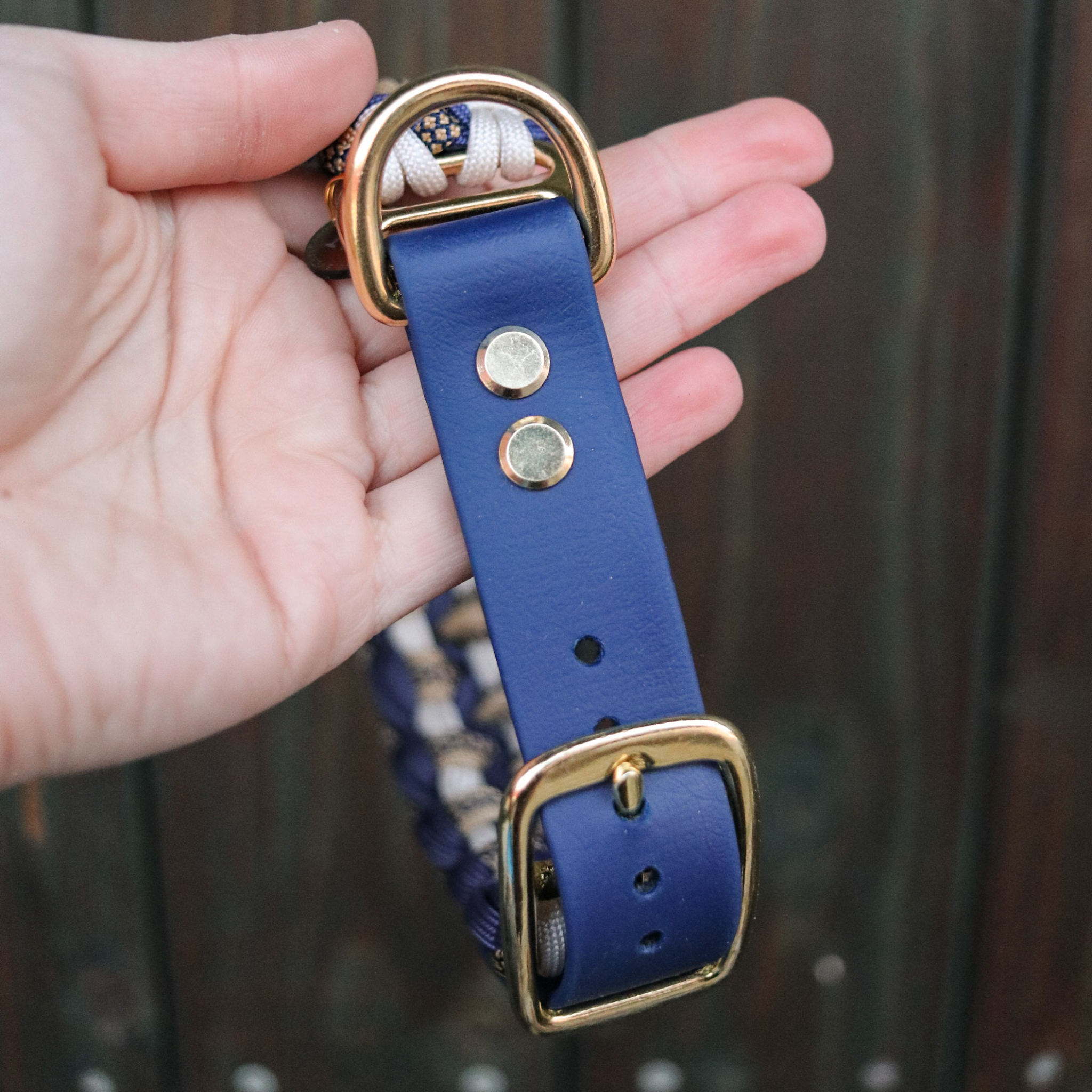 Paracordhalsband "Blossom Dreams" in Dunkelblau und Gold