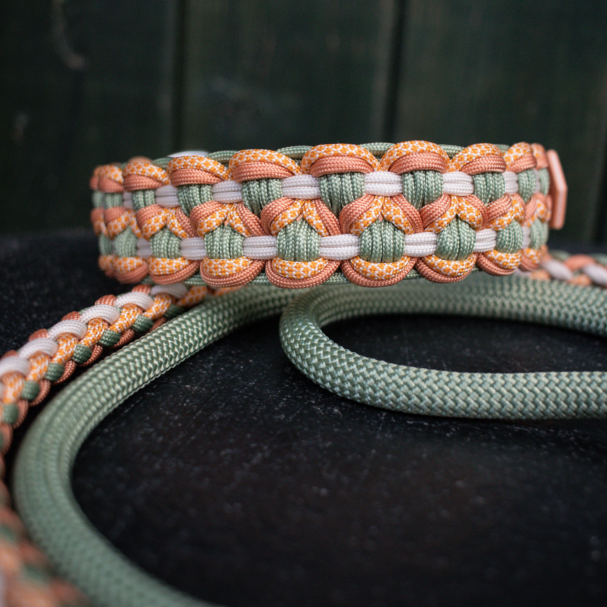Paracordhalsband "Blossom Dreams" in Kupfer und Guacamole