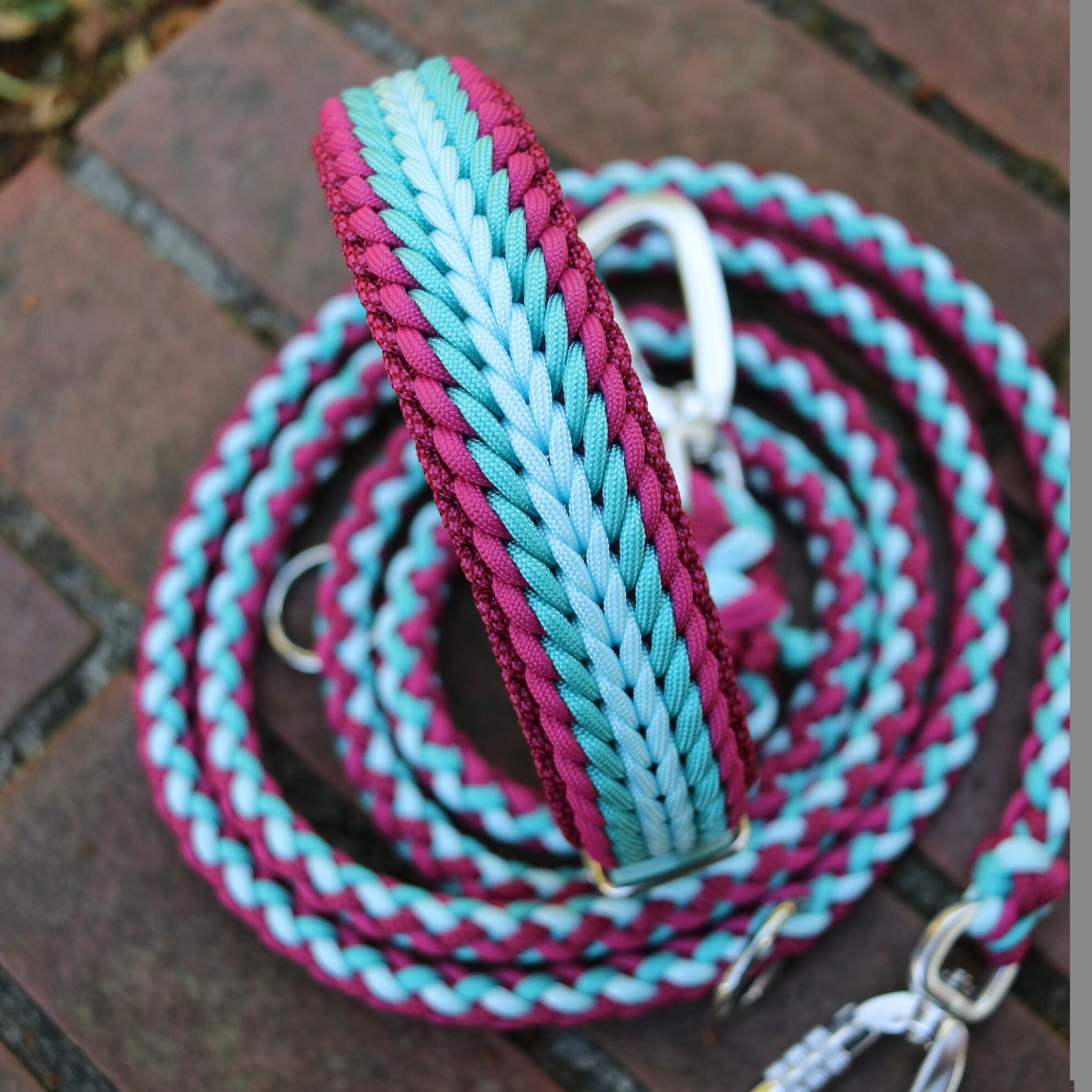 Paracordhalsband "Shining" in Türkis und Fuchsia