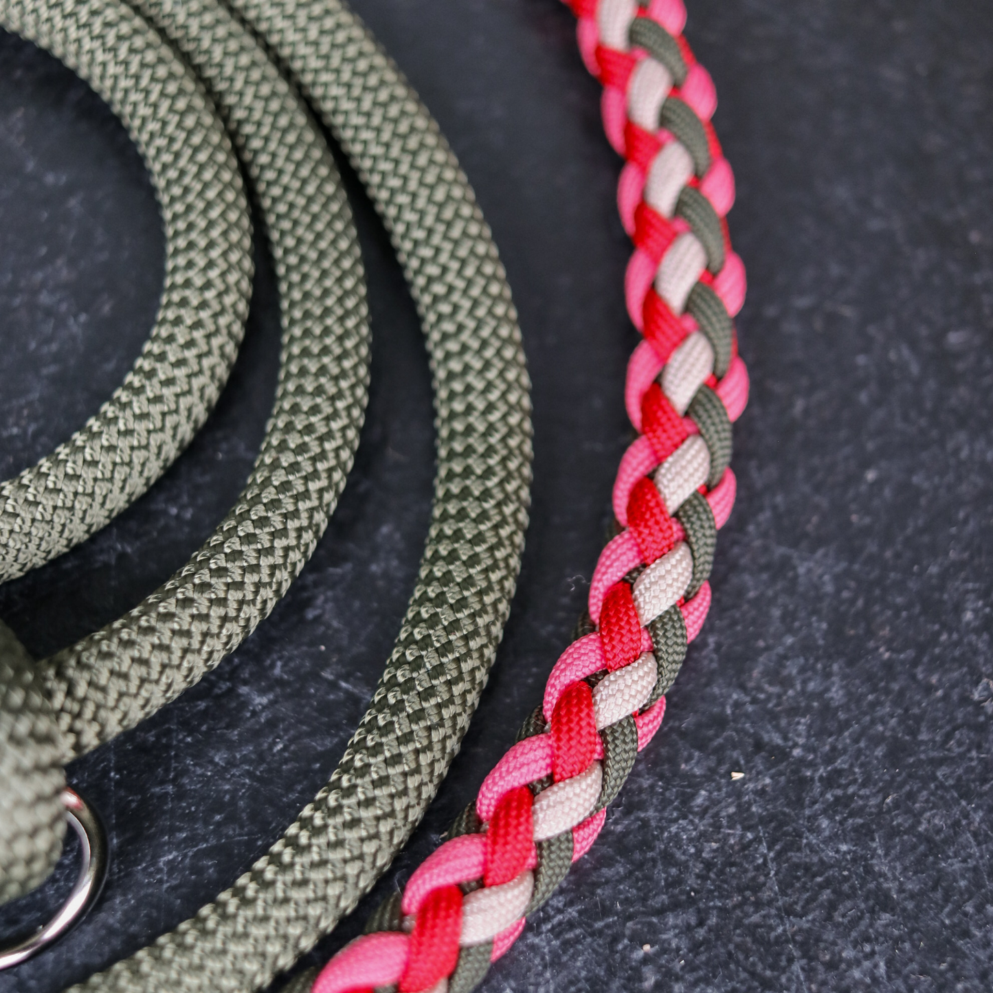 Paracord/Tau Leine in Olive und Strawberry