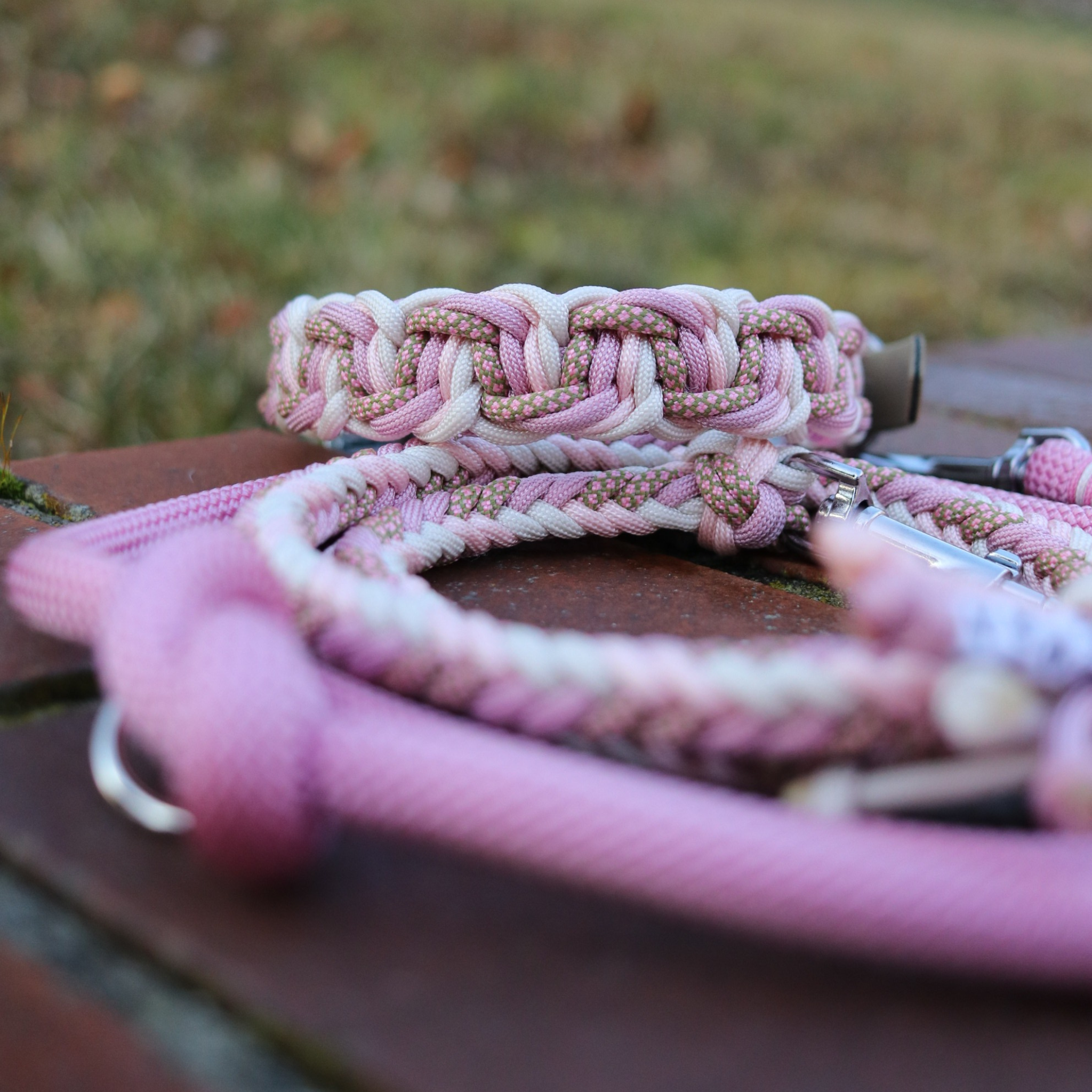 Paracordhalsband "Tiny" in Altrosa und Cream