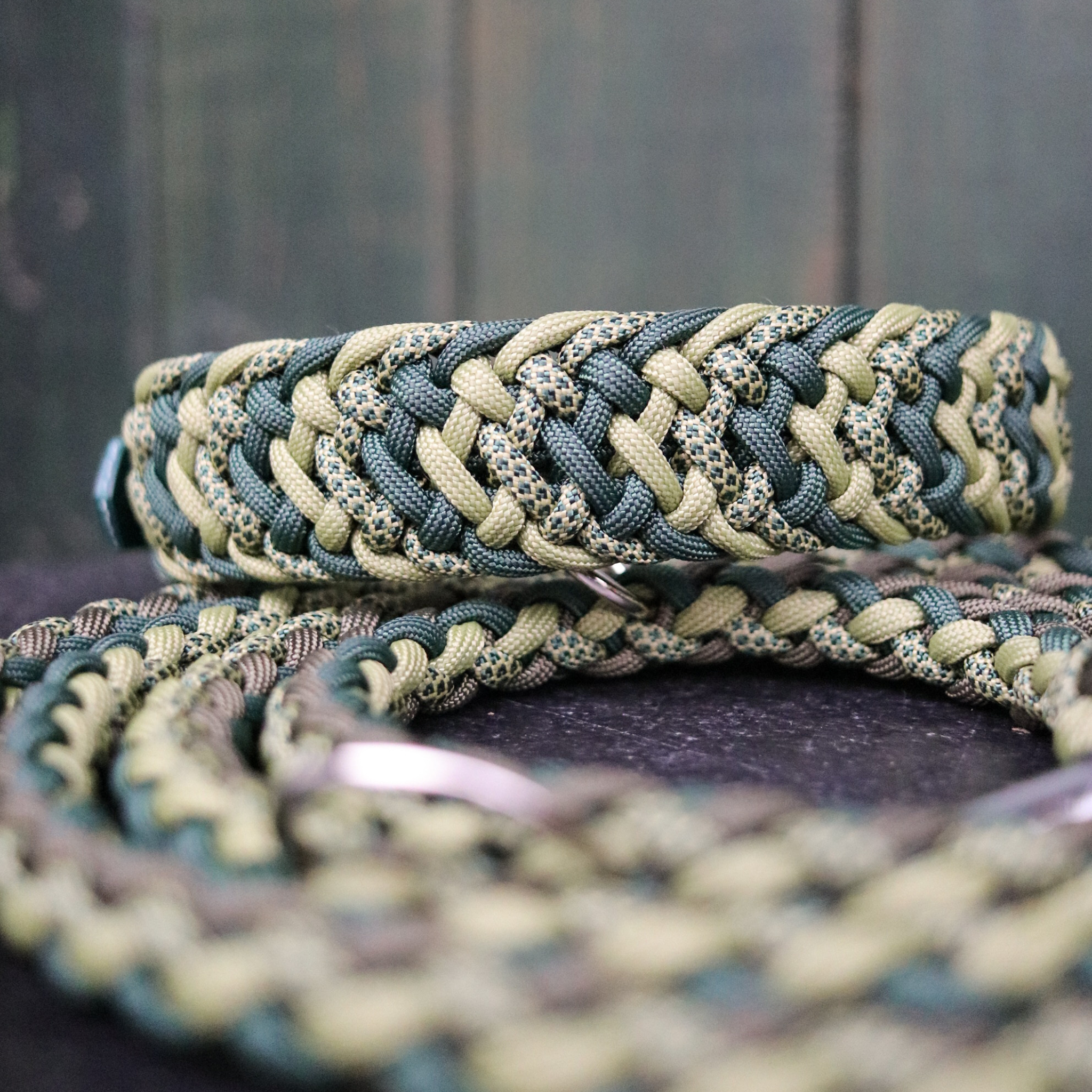 Paracordhalsband "3 Way Tie" in Dunkelgrün und Moos