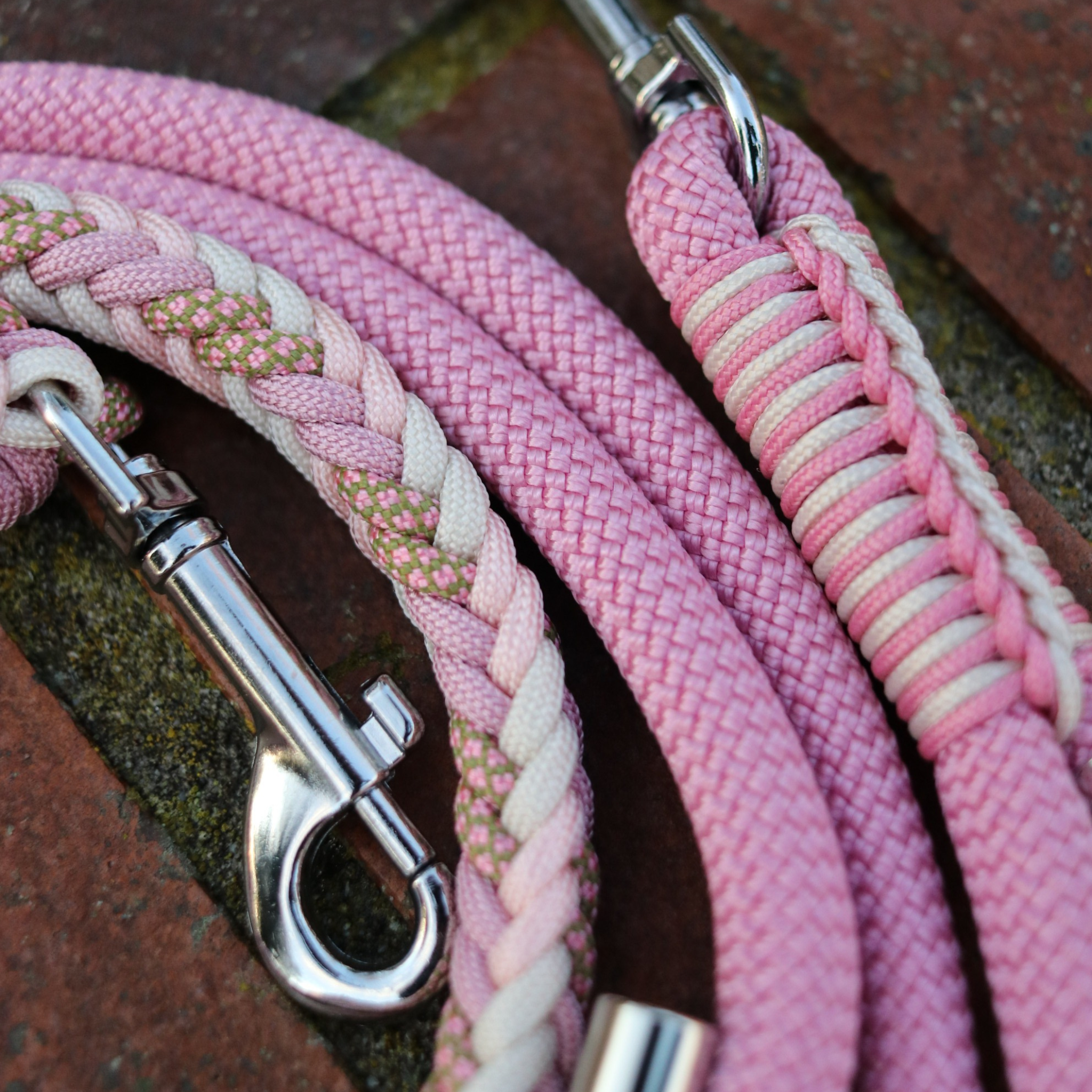 Paracord/Tau Leine "Herringbone" in Altrosa und Cream