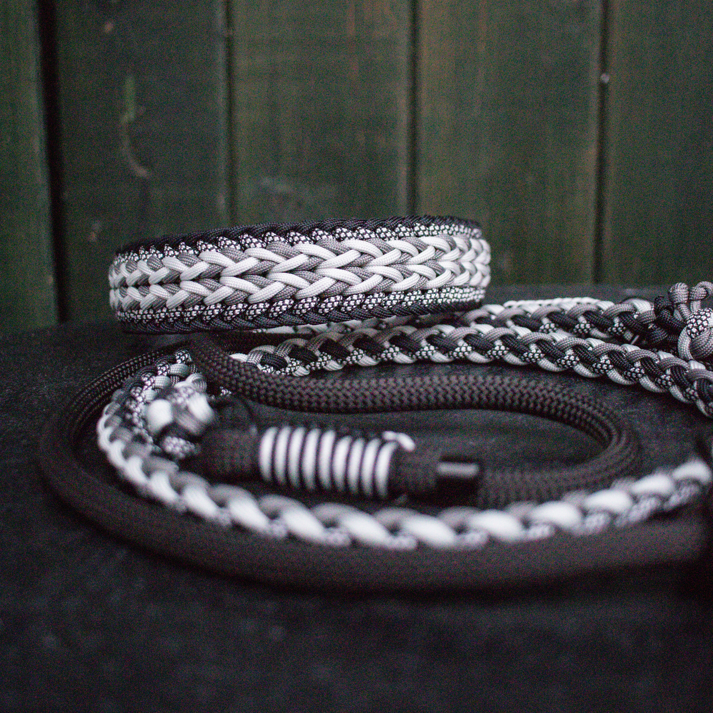 Paracordhalsband "Juno" in Schwarz und Grau
