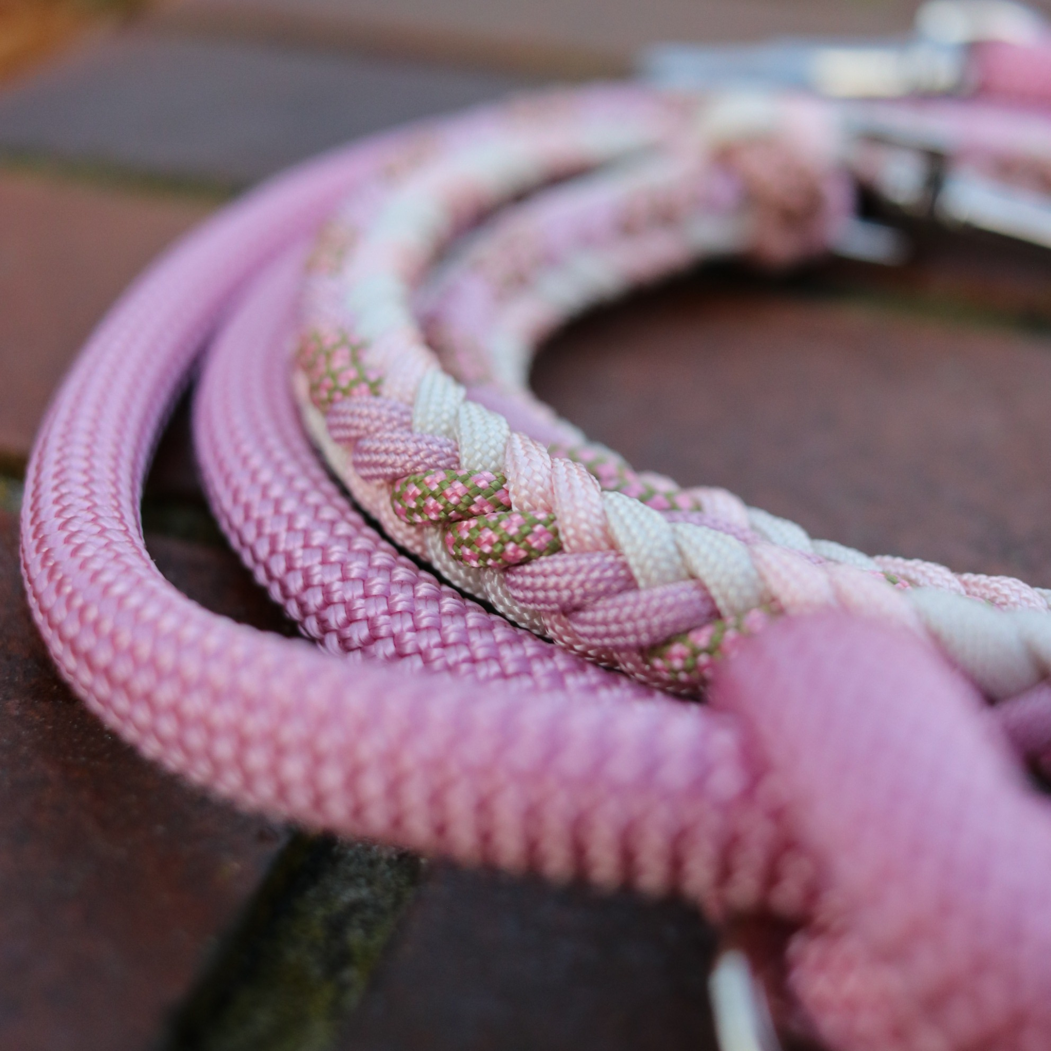 Paracord/Tau Leine "Herringbone" in Altrosa und Cream