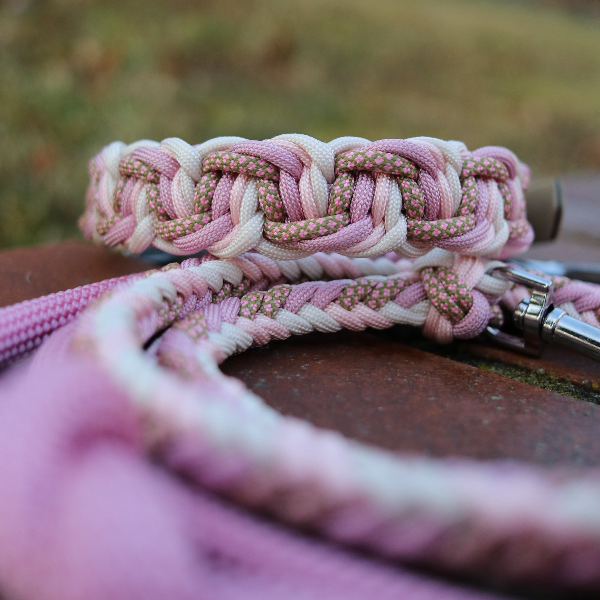 Paracordhalsband "Tiny" in Altrosa und Cream