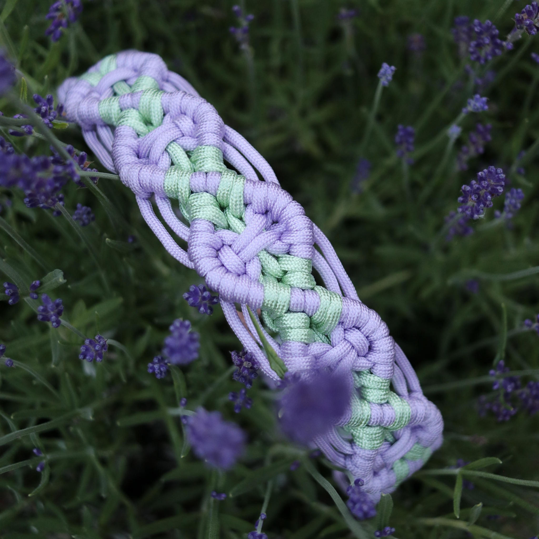 Paracordhalsband "Elly's Boho" in Lila und Grün