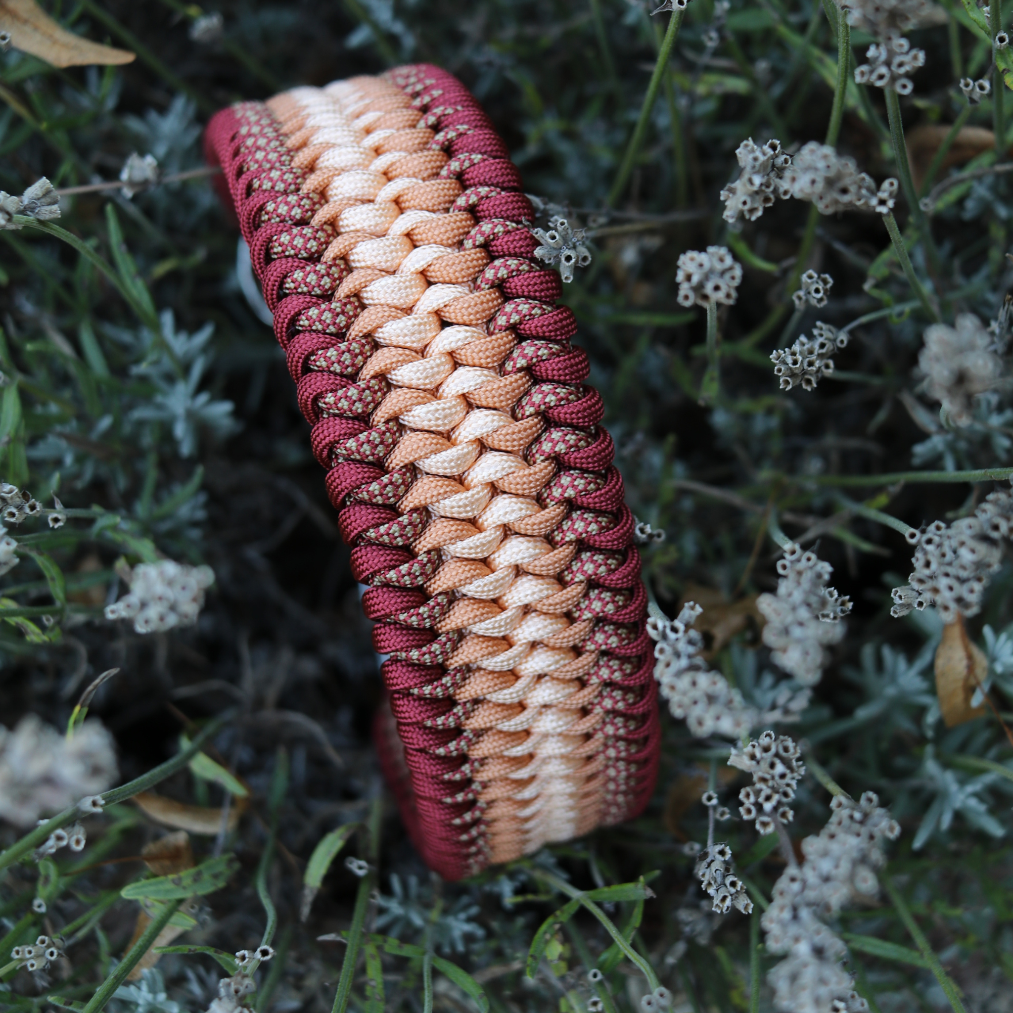 Paracordhalsband "Lilith" in Weinrot Light und Melone