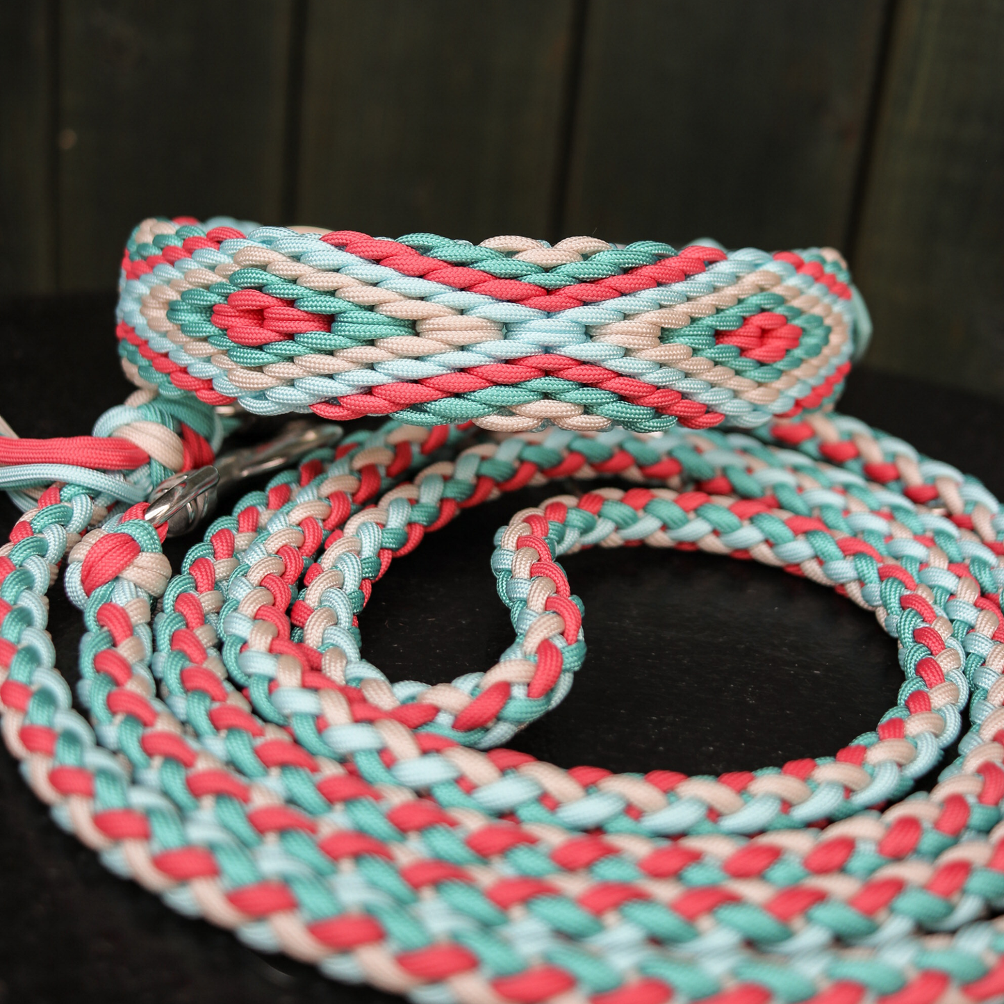 Paracordhalsband "Herkis" in Türkis und Strawberry