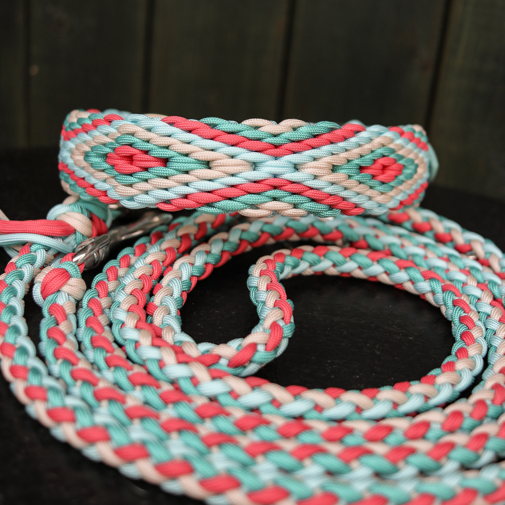 Paracordhalsband "Herkis" in Türkis und Strawberry
