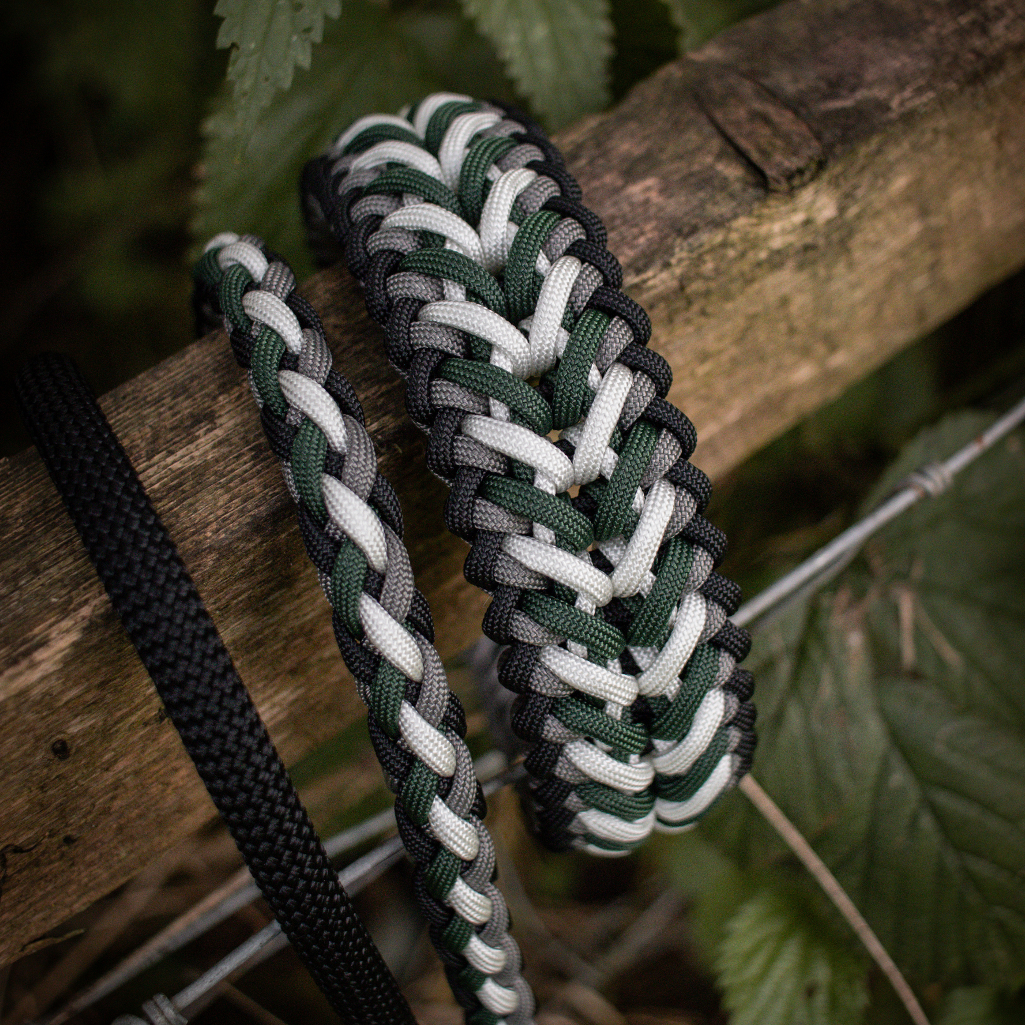 Paracordhalsband "Harmony" in Dunkelgrün und Schwarz